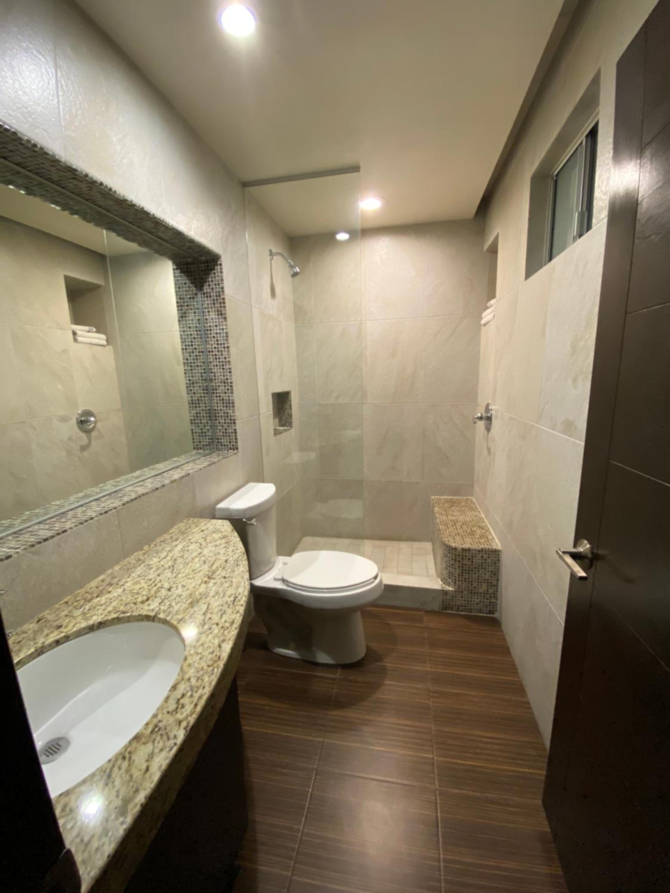 Deluxe Queen Room - Photo 18