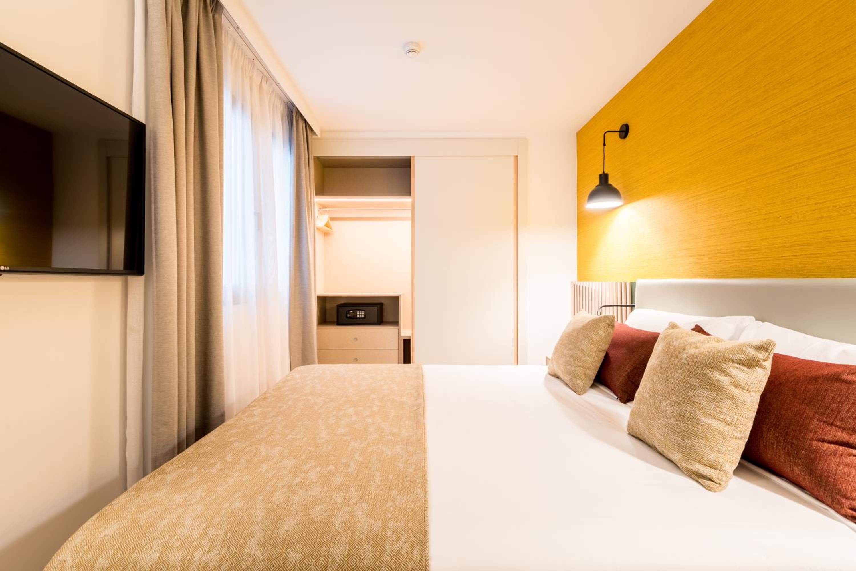Executive One-Bedroom Apartment - Queen Bed - Photo 5