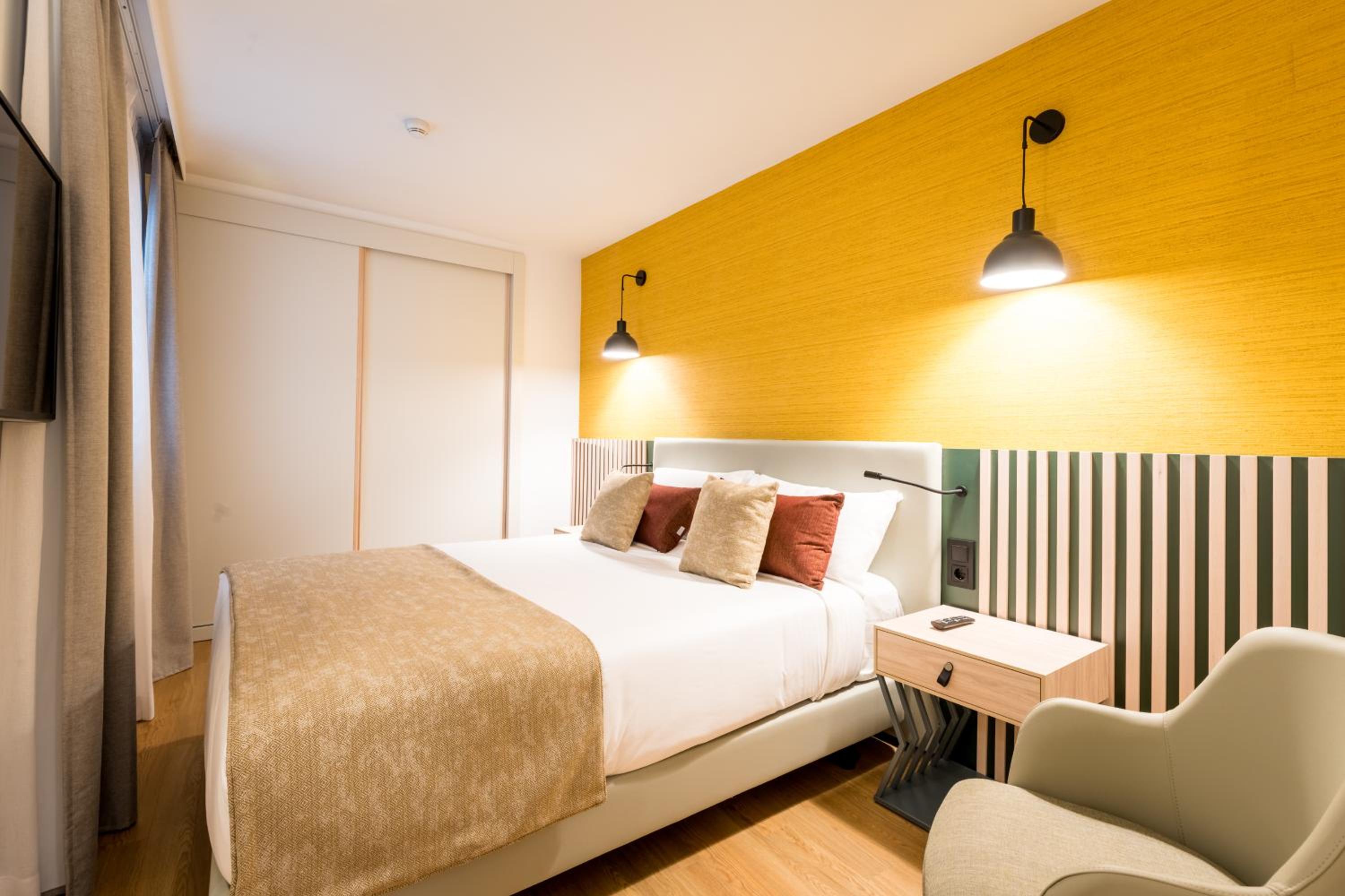 Executive One-Bedroom Apartment - Queen Bed - Photo 2