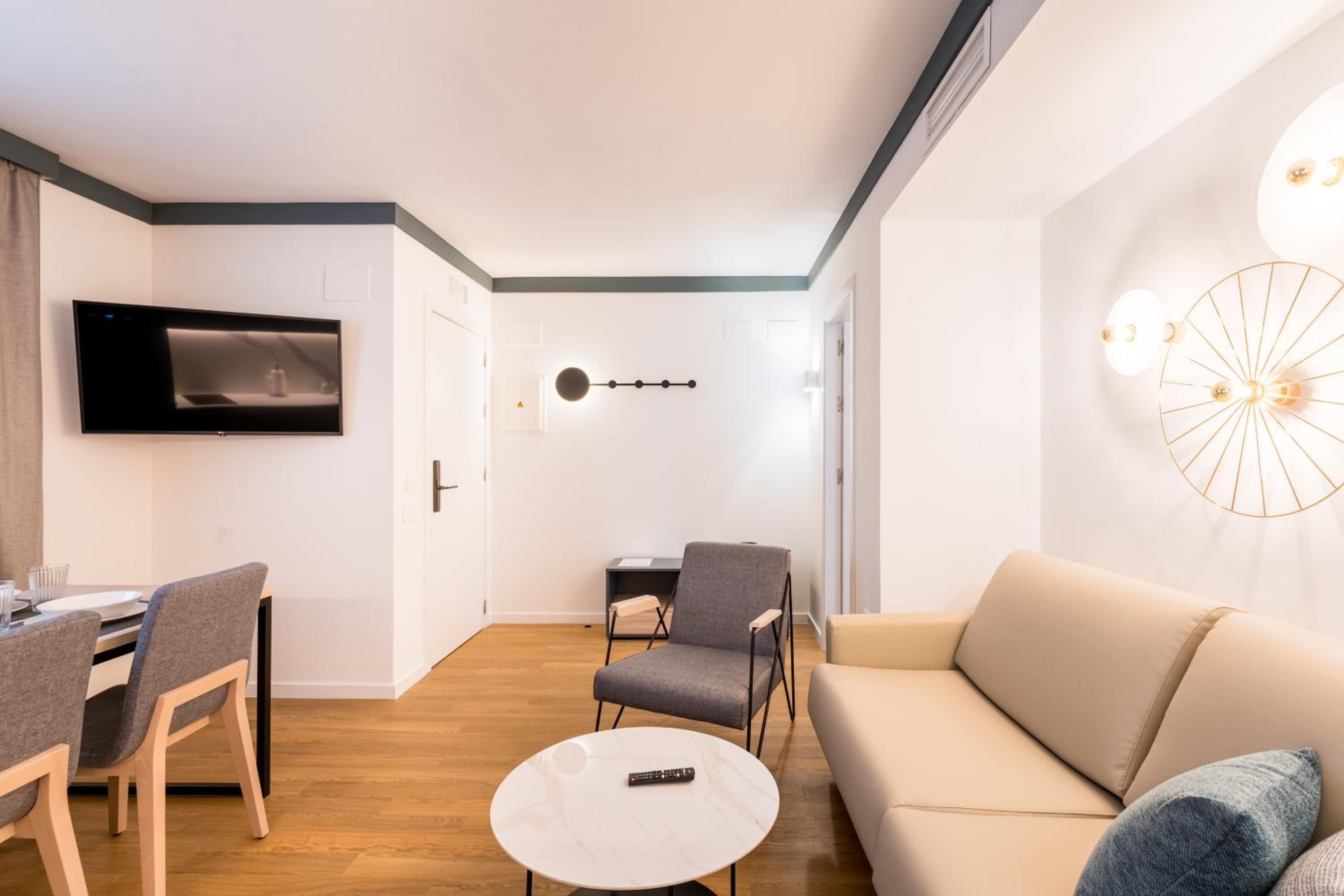 Deluxe Two-Bedroom Apartment - Twin Beds - Photo 11