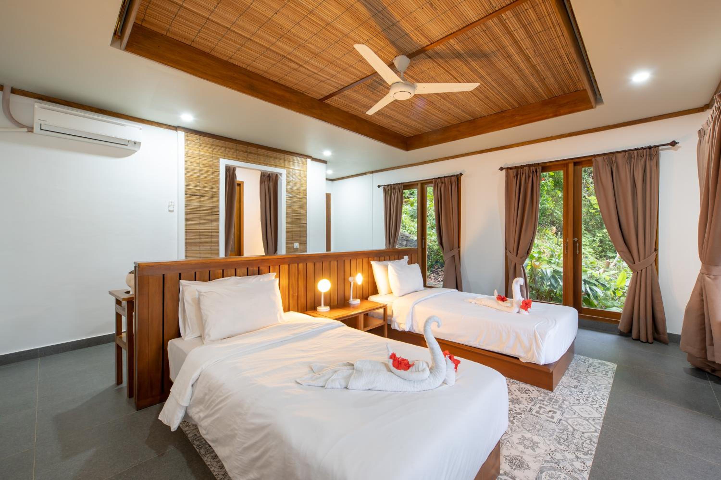 Deluxe Double Room with Side Sea View