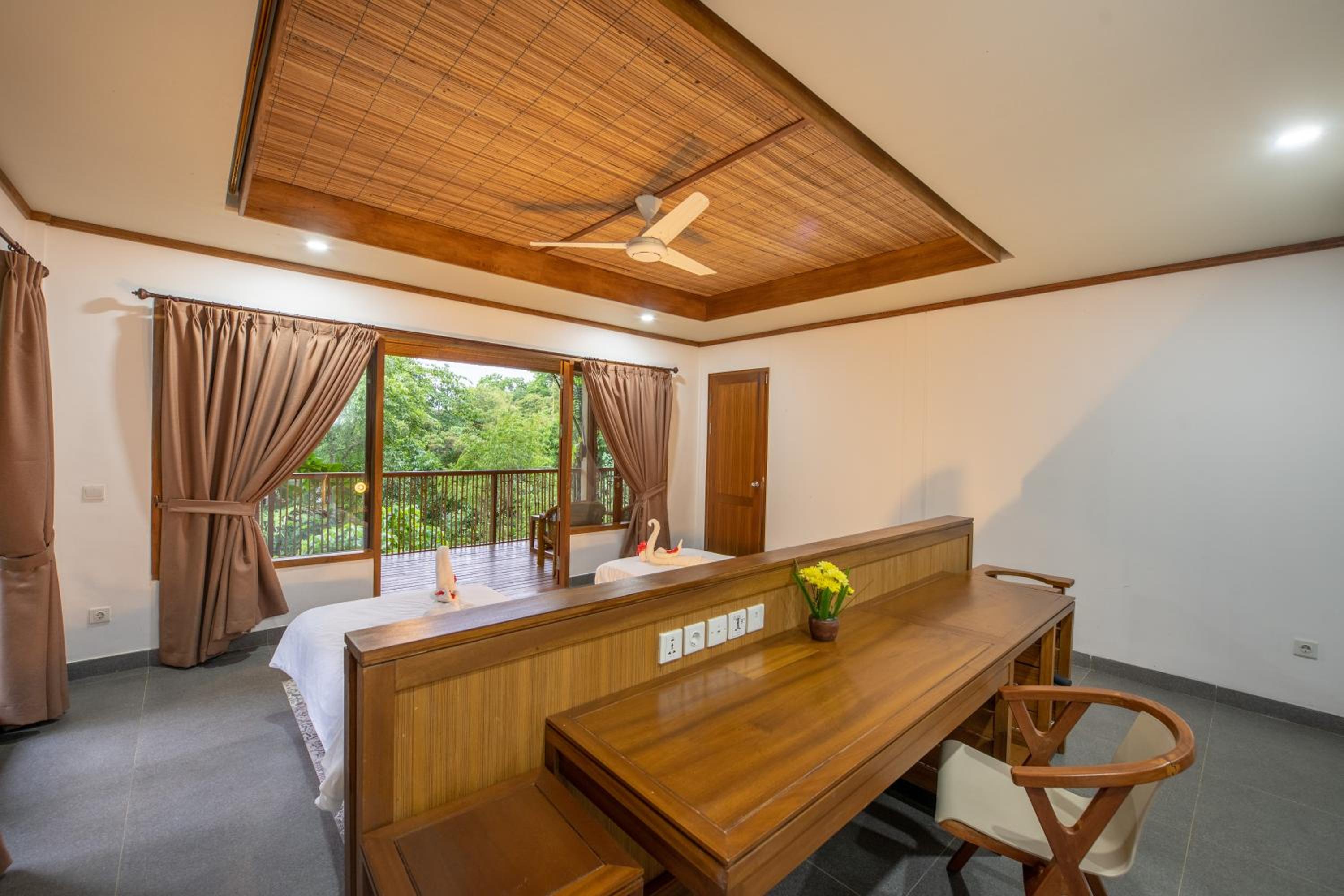 Deluxe Double Room with Side Sea View photo 3