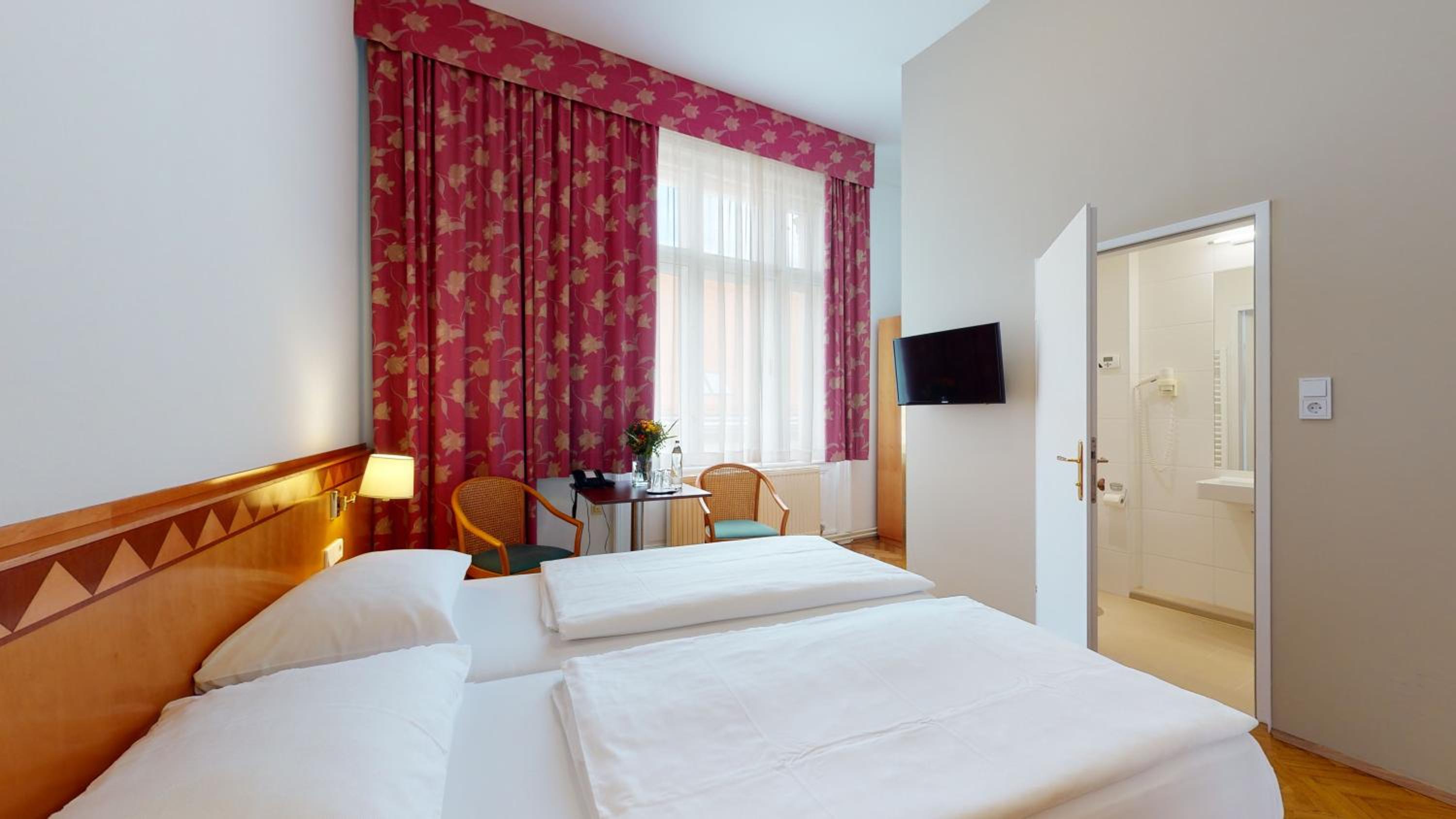 Small Double Room photo 1