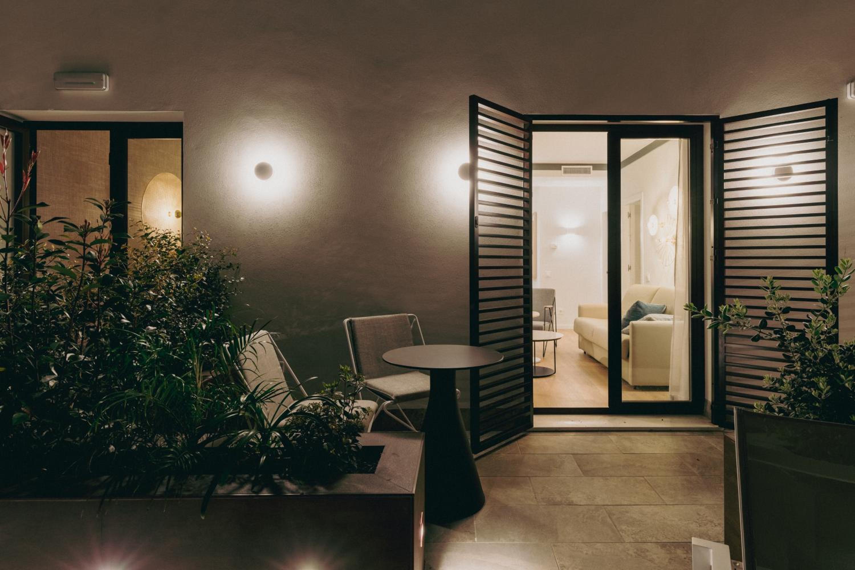 Deluxe One-Bedroom Apartment with Terrace - Photo 9