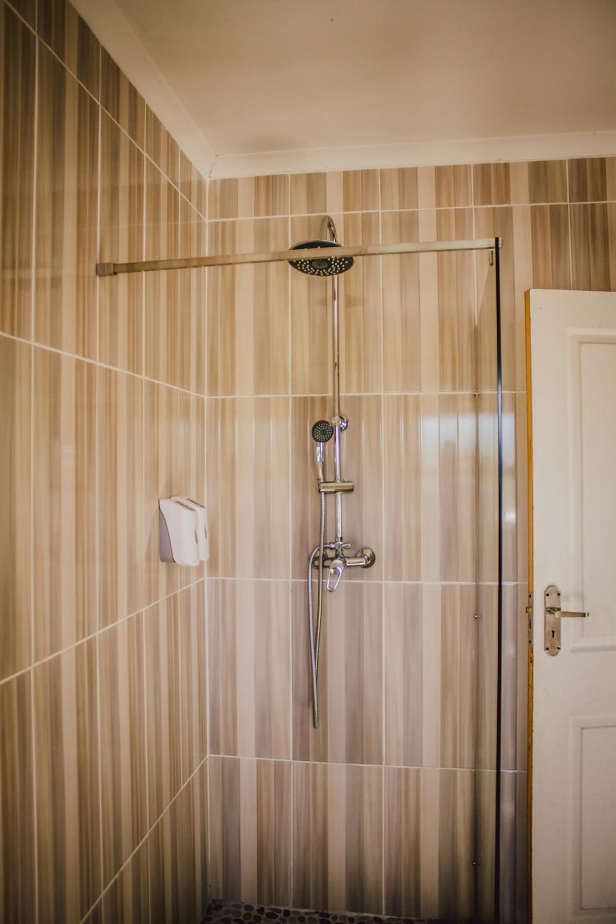 Deluxe Queen Room - Photo 9