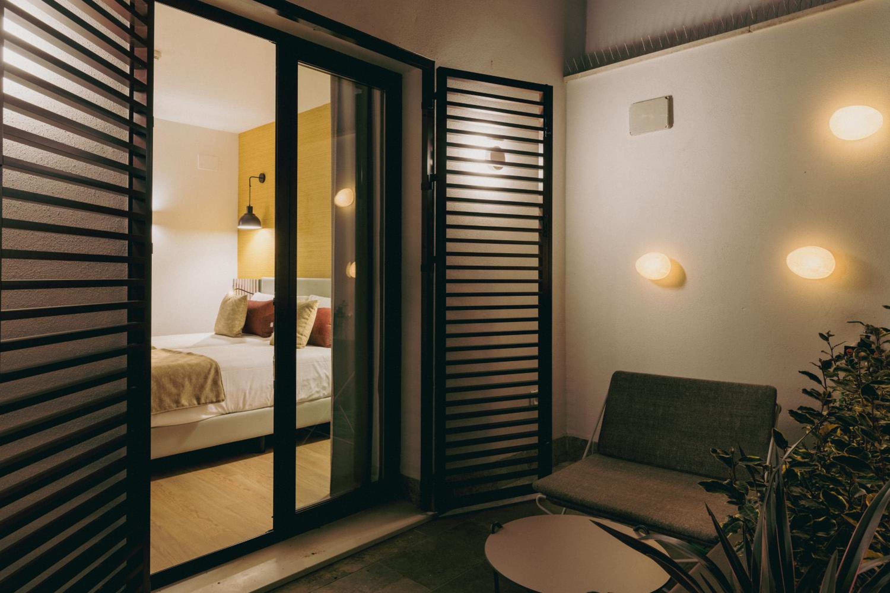 Deluxe Two Bedroom Apartment with Terrace - Photo 3