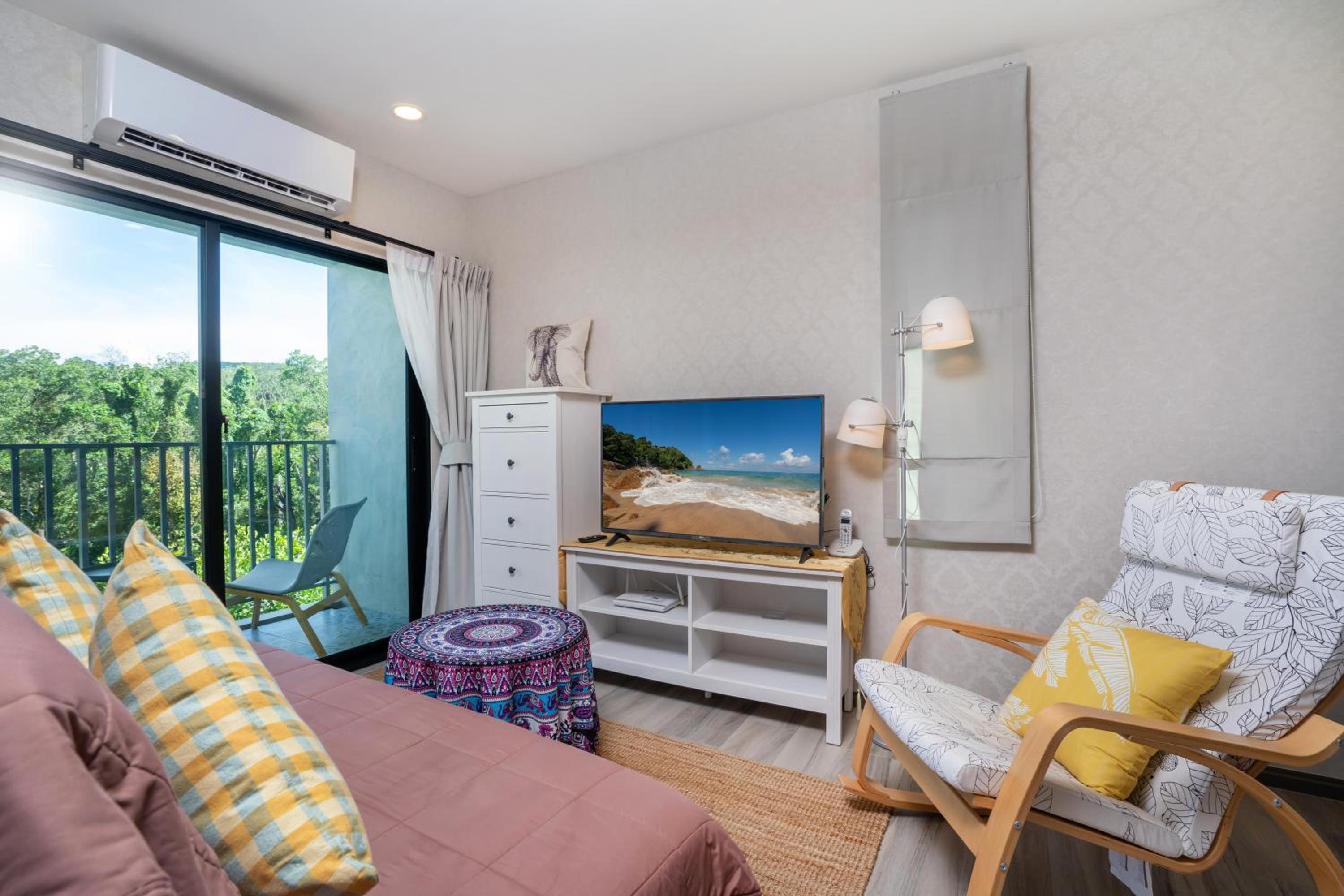 One-Bedroom Apartment with Pool View