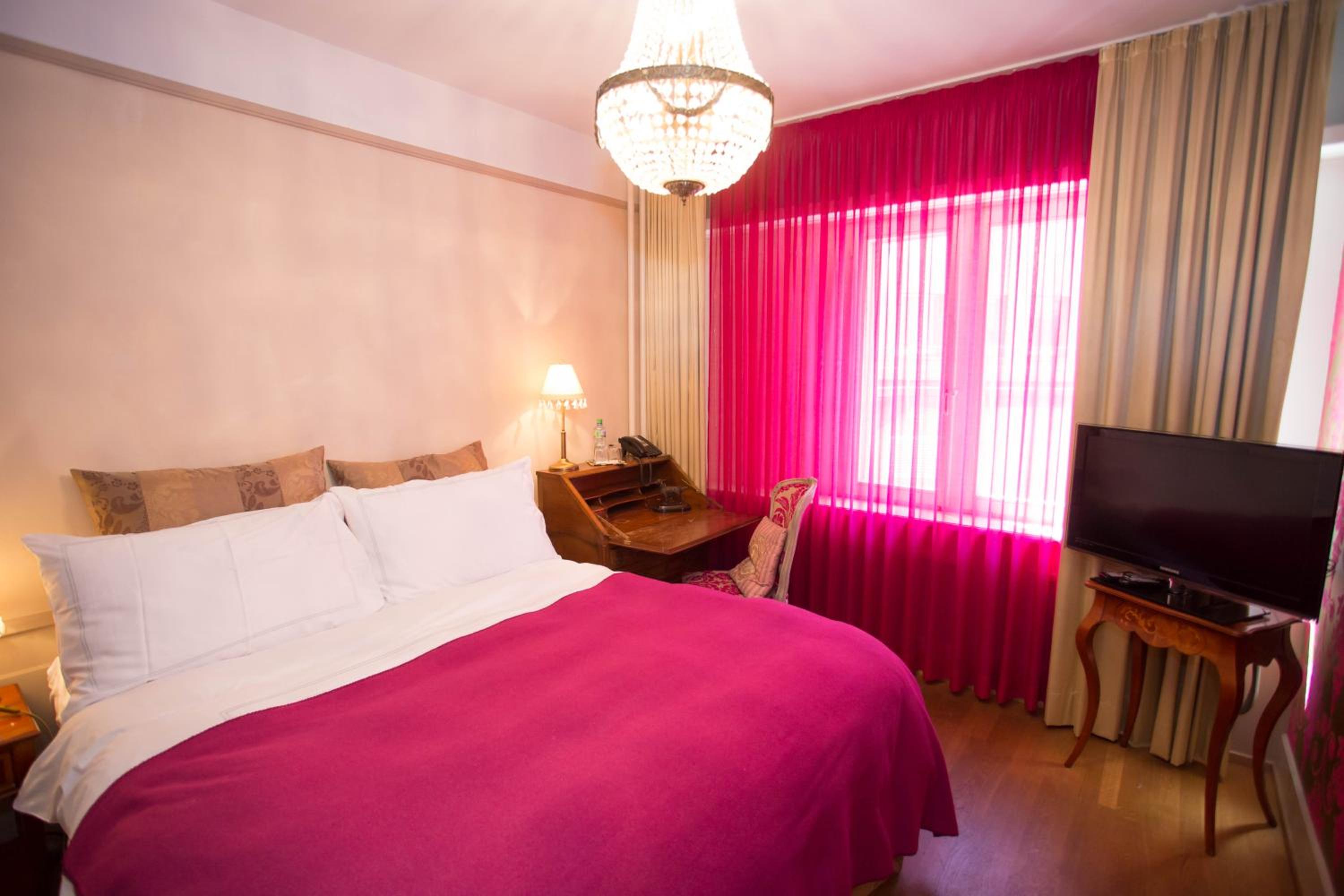 Available room thumbnail 6