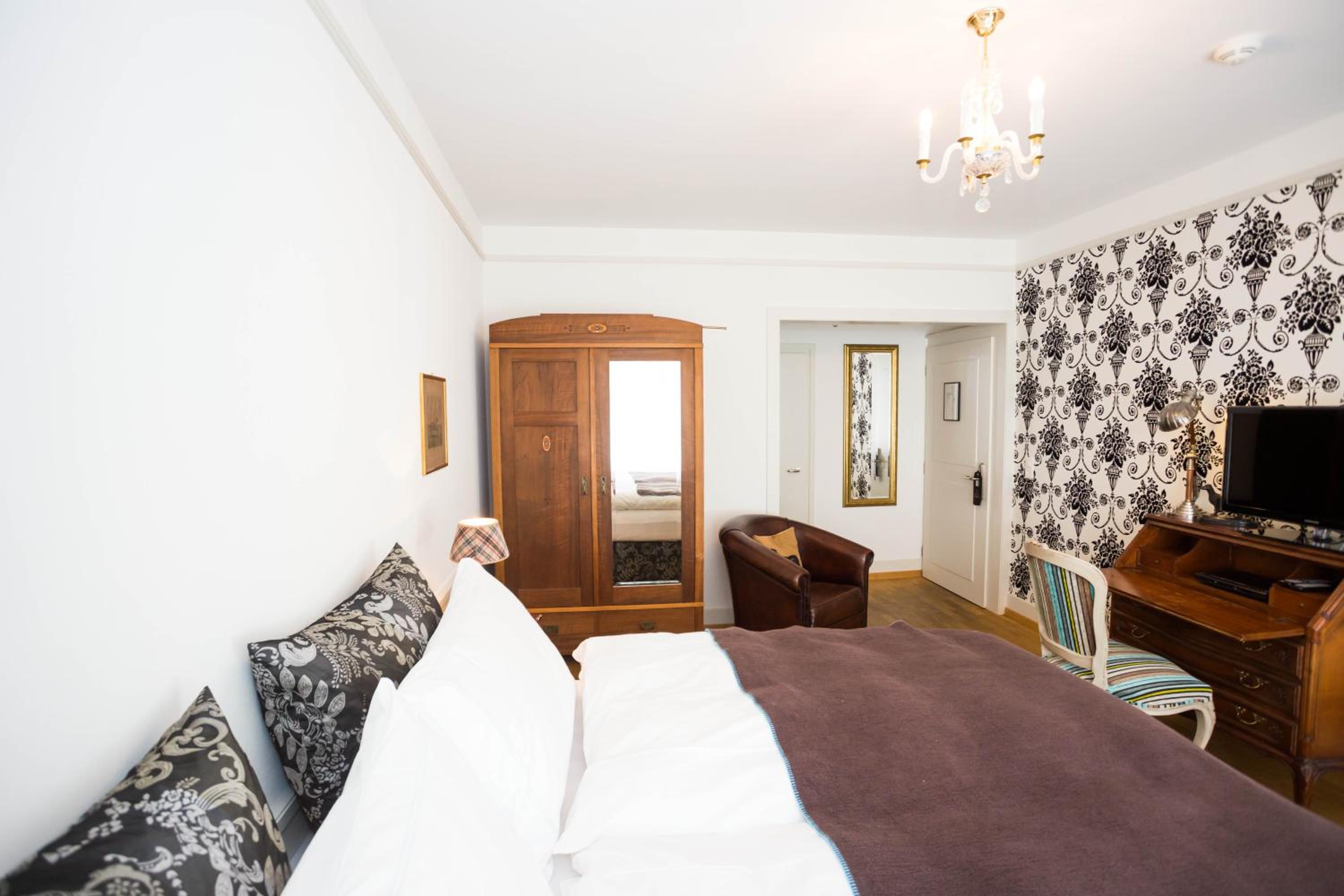 Deluxe Double Room thumbnail 5