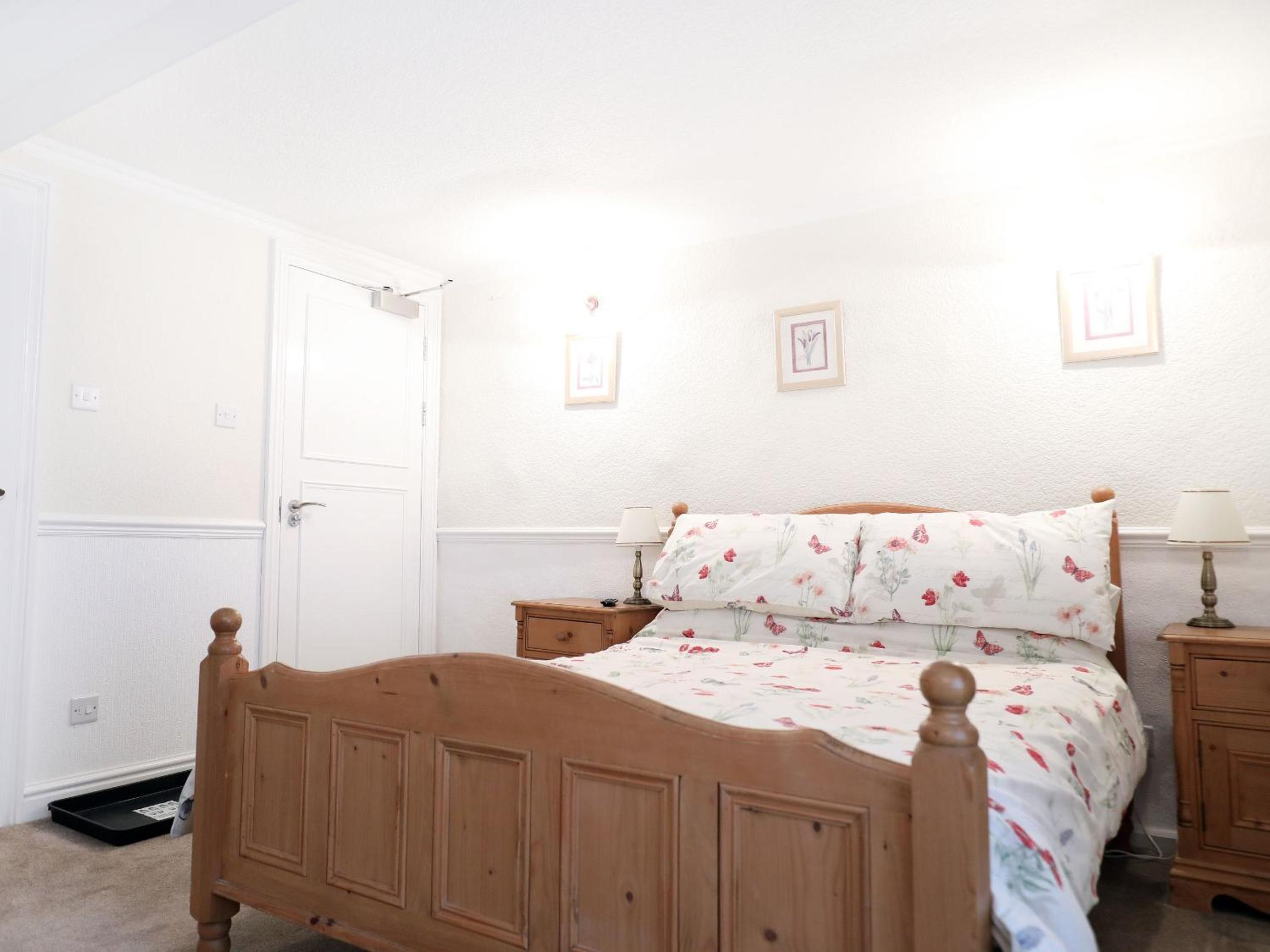 Double Room with Private Bathroom - Photo 1