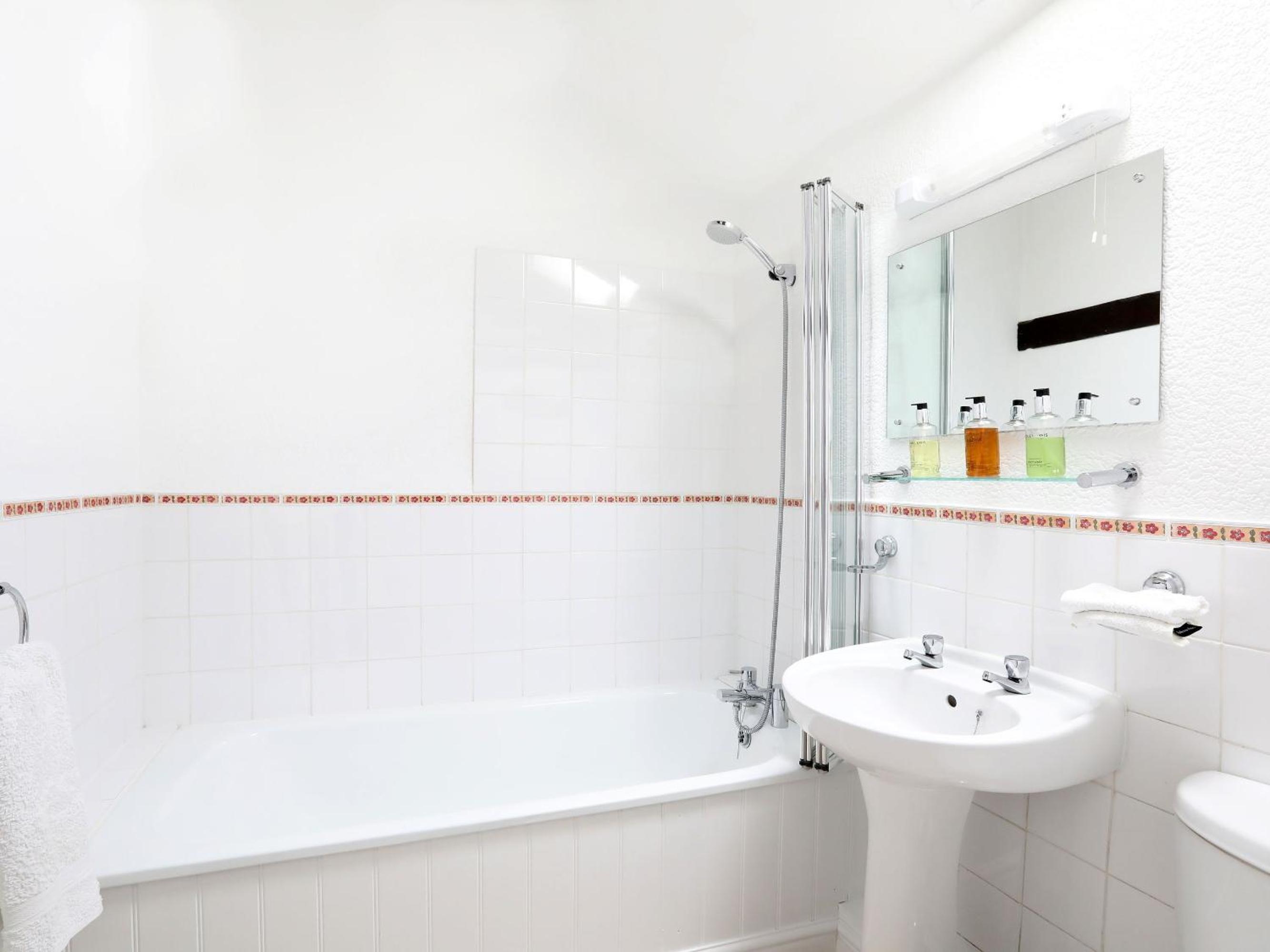 Double or Twin Room with Private Bathroom - Photo 2