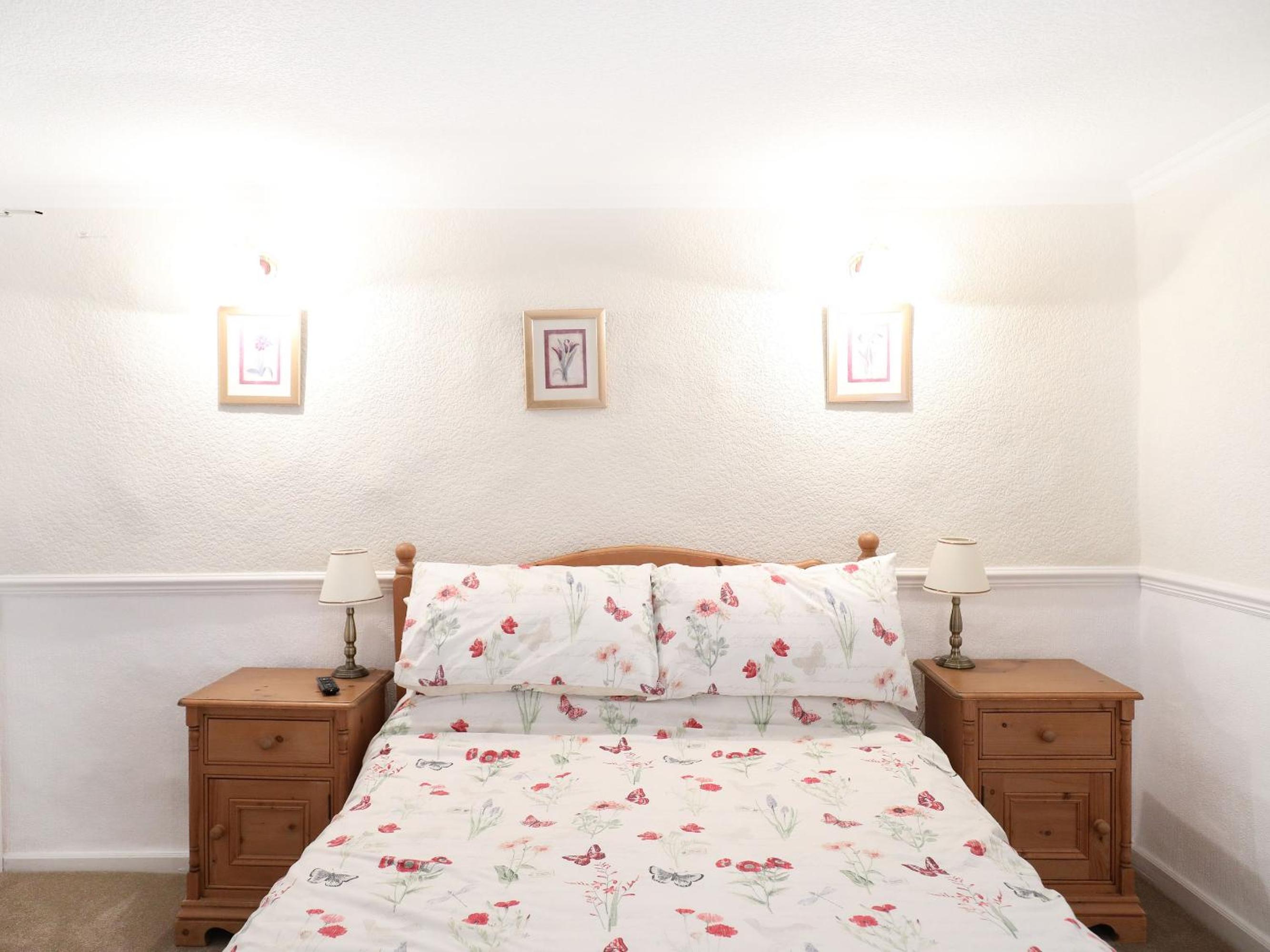 Double Room with Private Bathroom - Photo 2