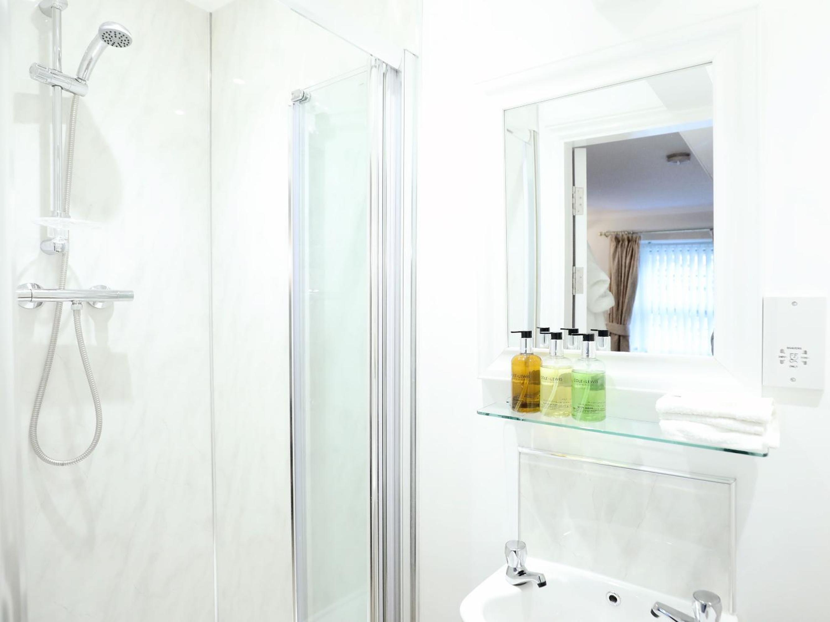 Double Room with Private Bathroom - Photo 4