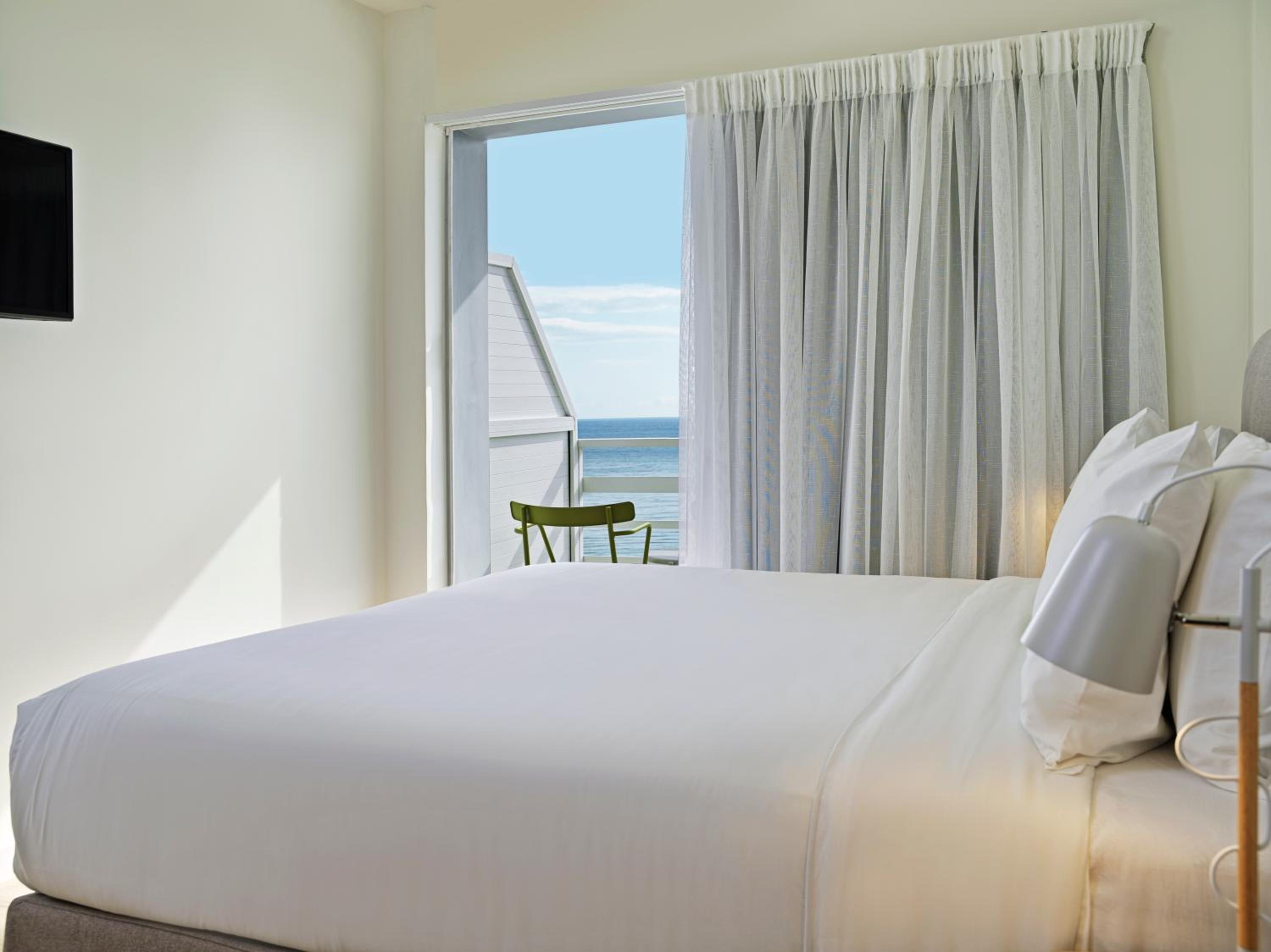 Deluxe Suite with Side Sea View - Photo 2