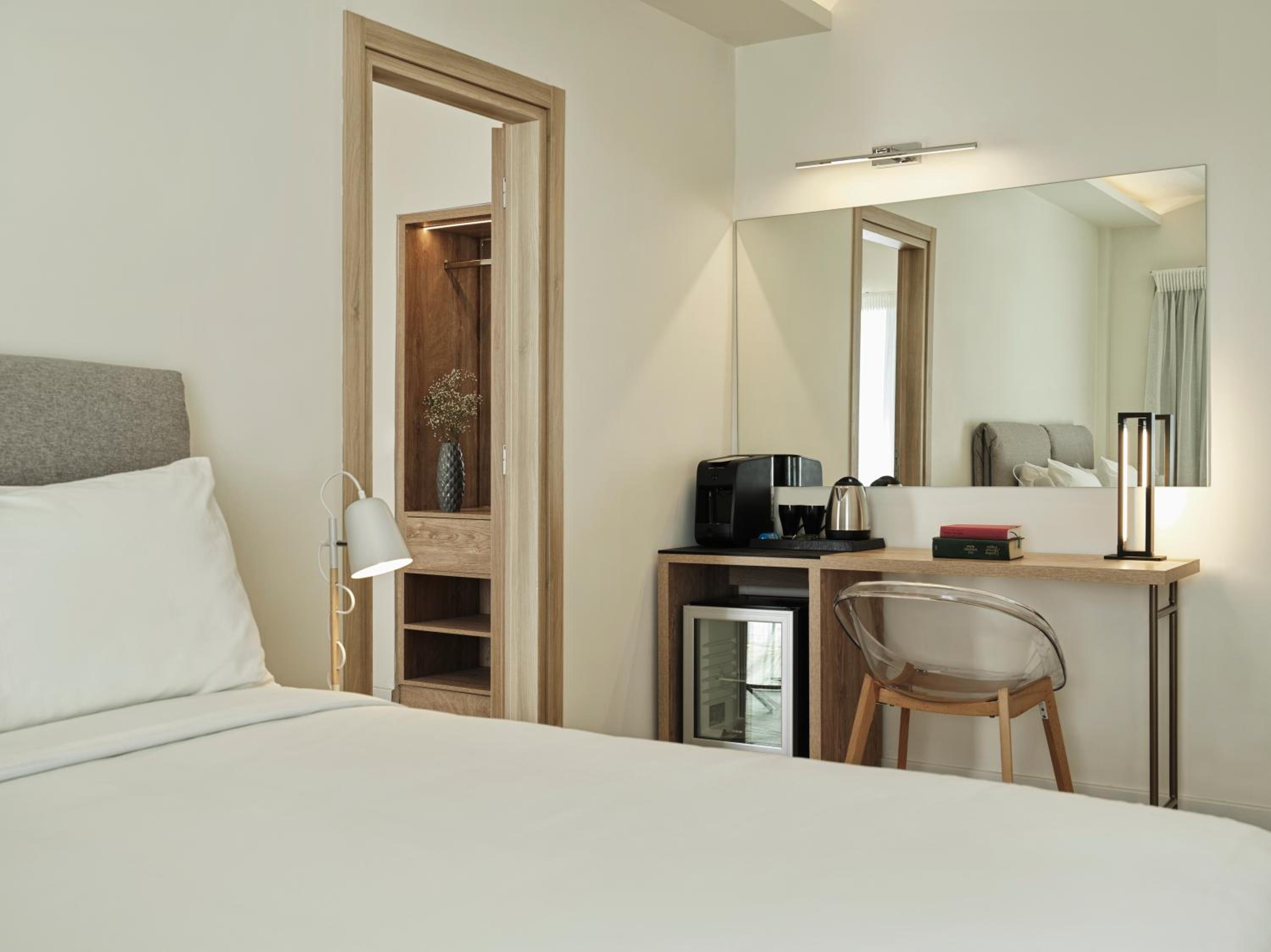 Deluxe Suite with Side Sea View - Photo 5