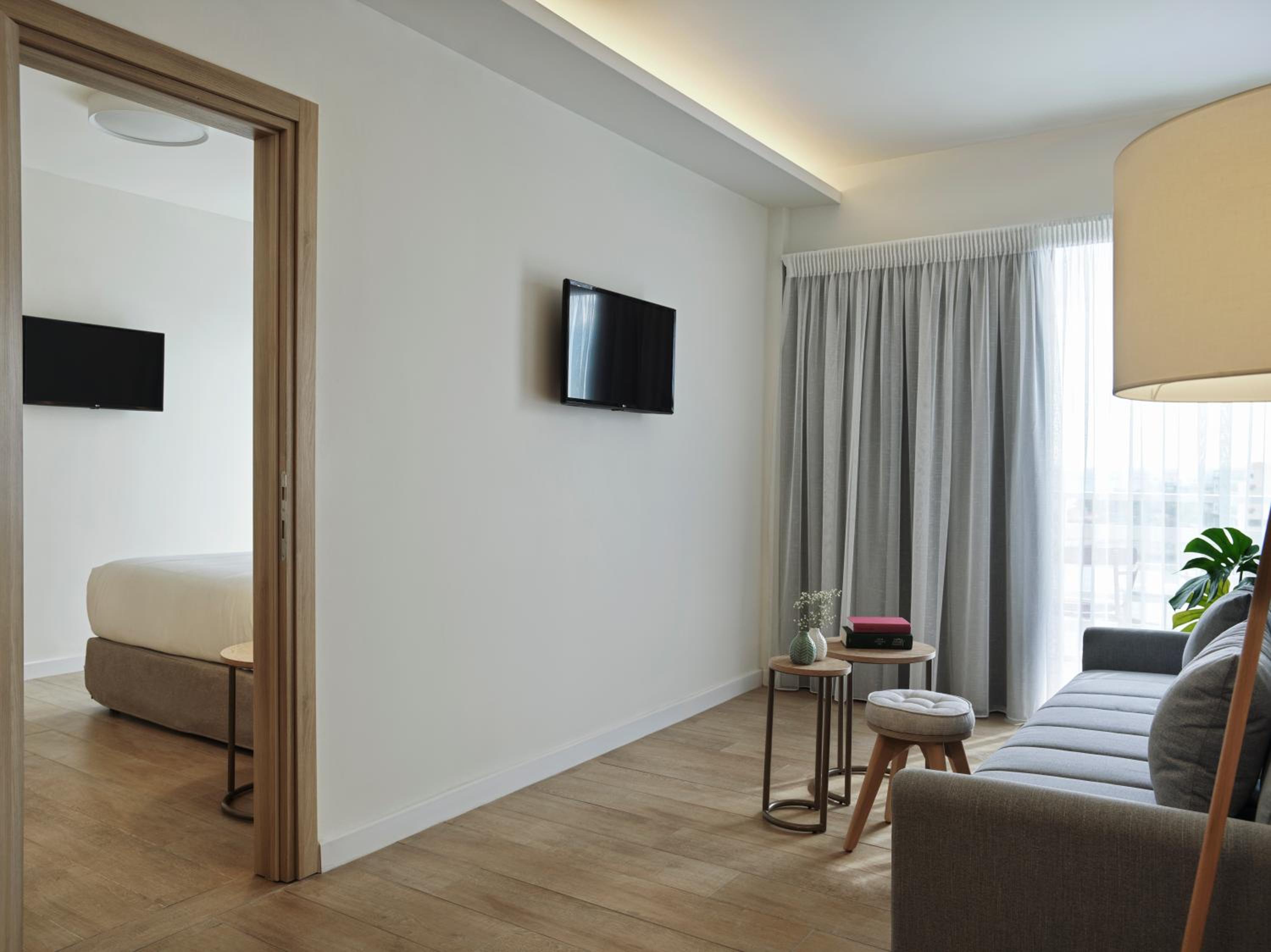 Deluxe Suite with Side Sea View - Photo 8