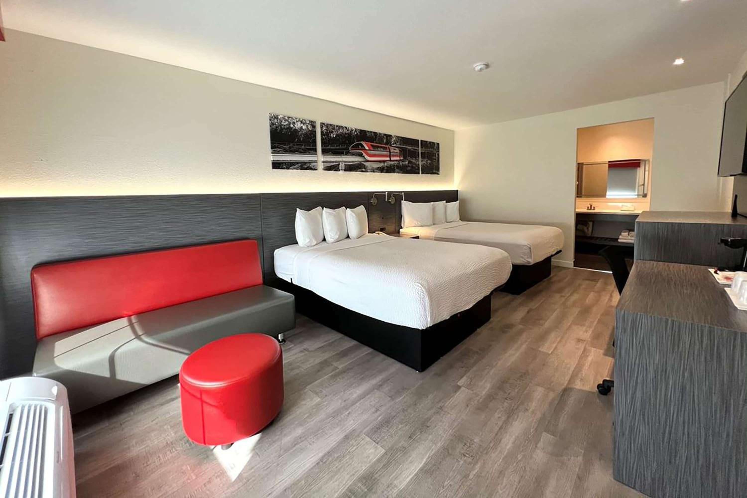 Queen Room with Two Queen Beds - Non-Smoking - Photo 3