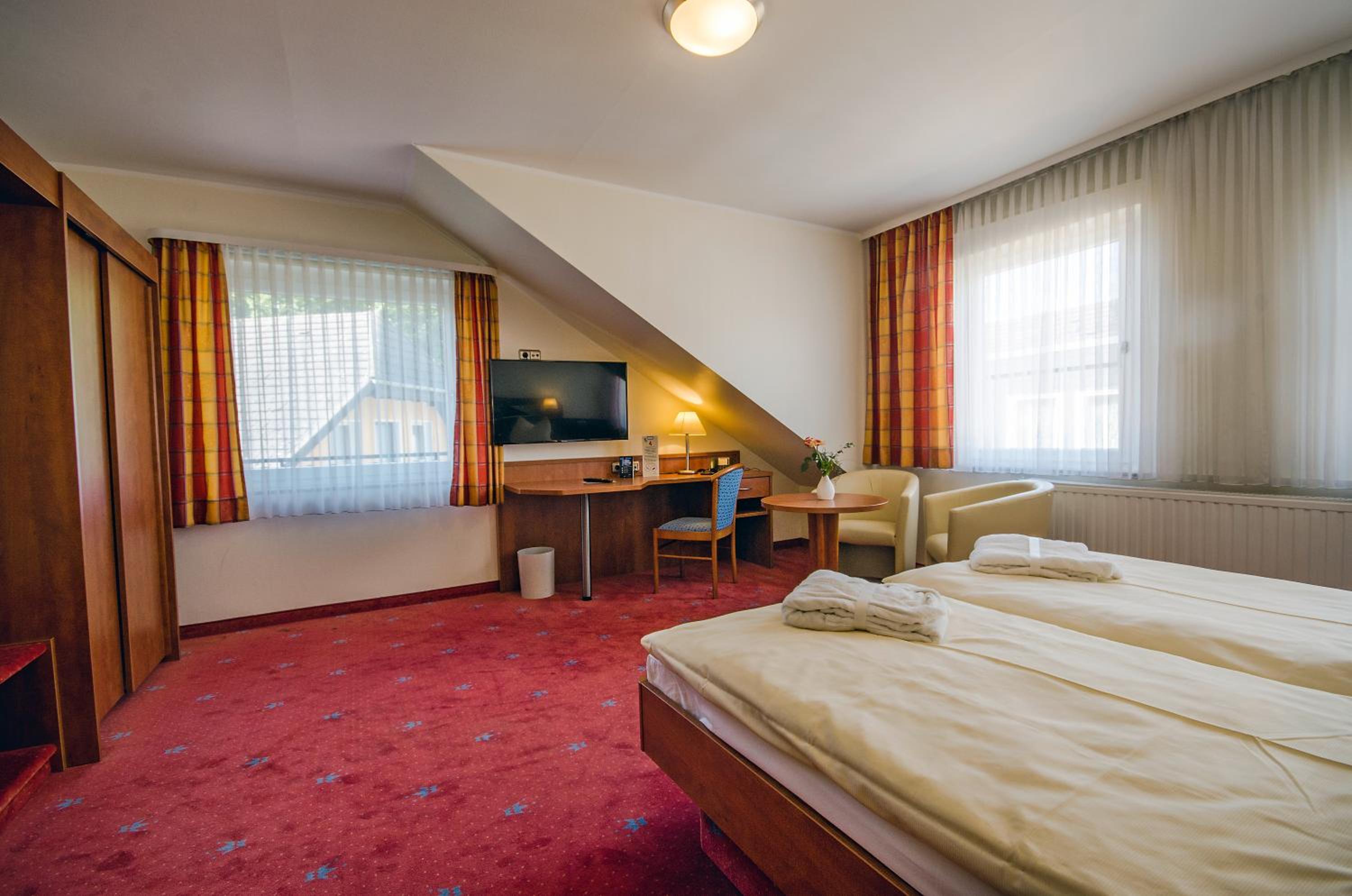 Large Double or Twin Room - Photo 3