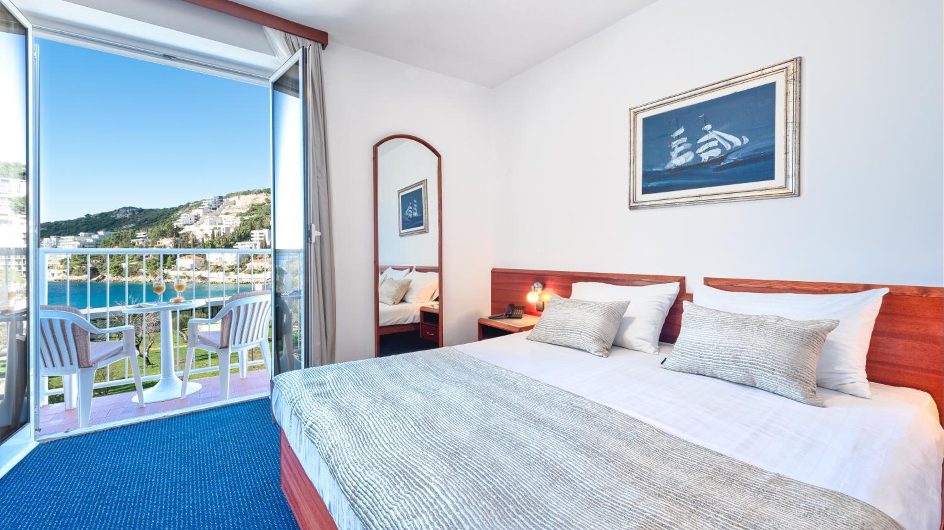 Double/Twin Room with Balcony and Sea View thumbnail 5