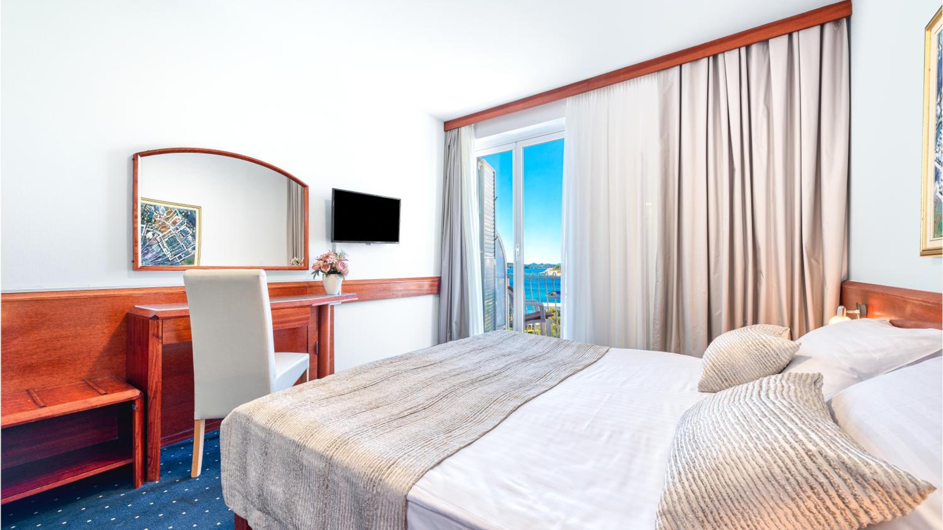 Double/Twin Room with Balcony and Sea View