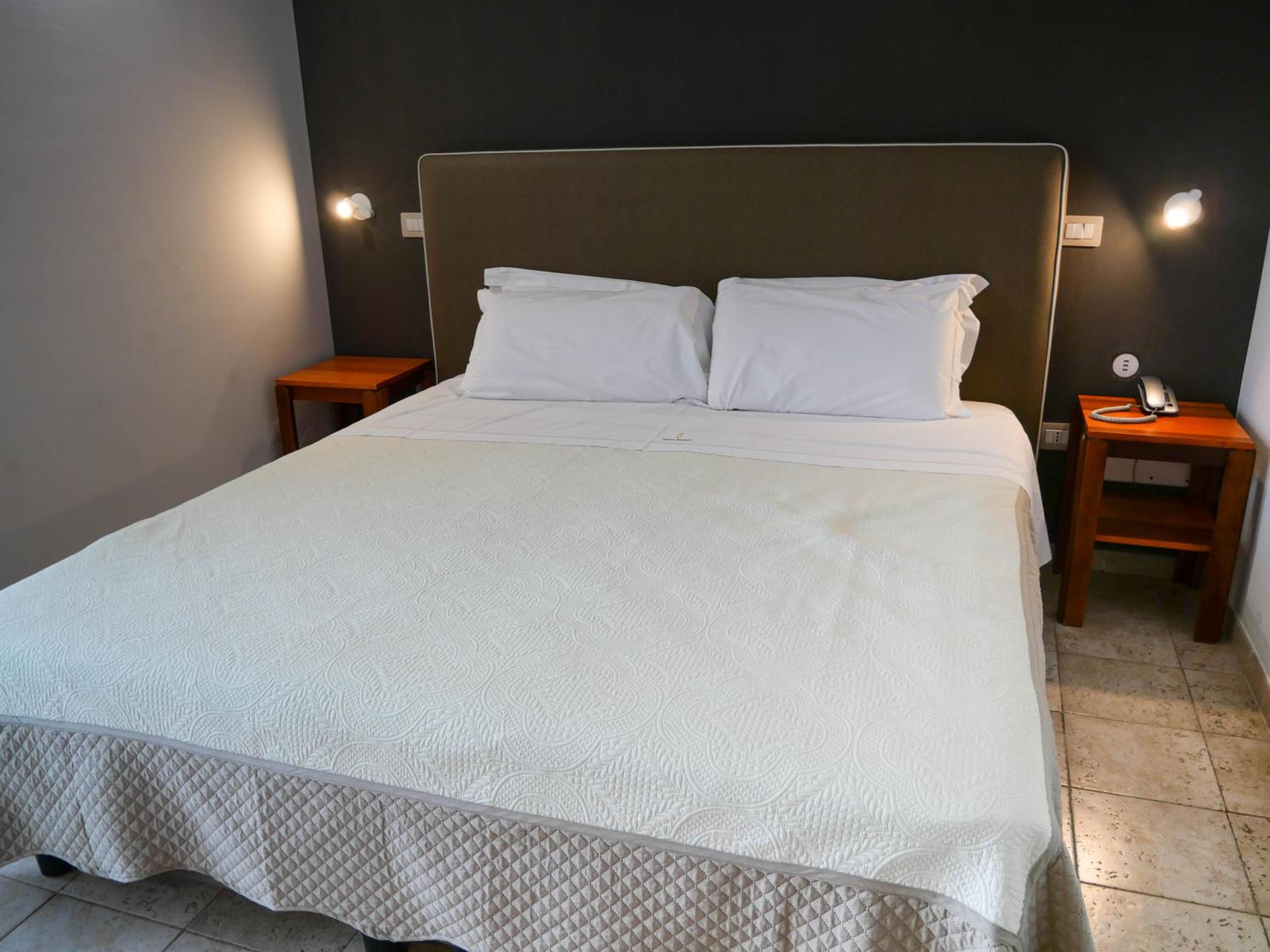Deluxe Double or Twin Room with Side Sea View