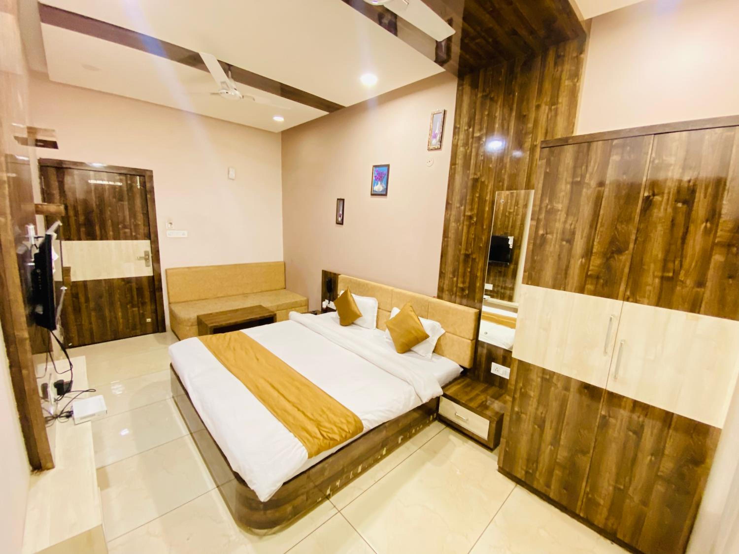 Deluxe Double Room With Extra Bed photo 3