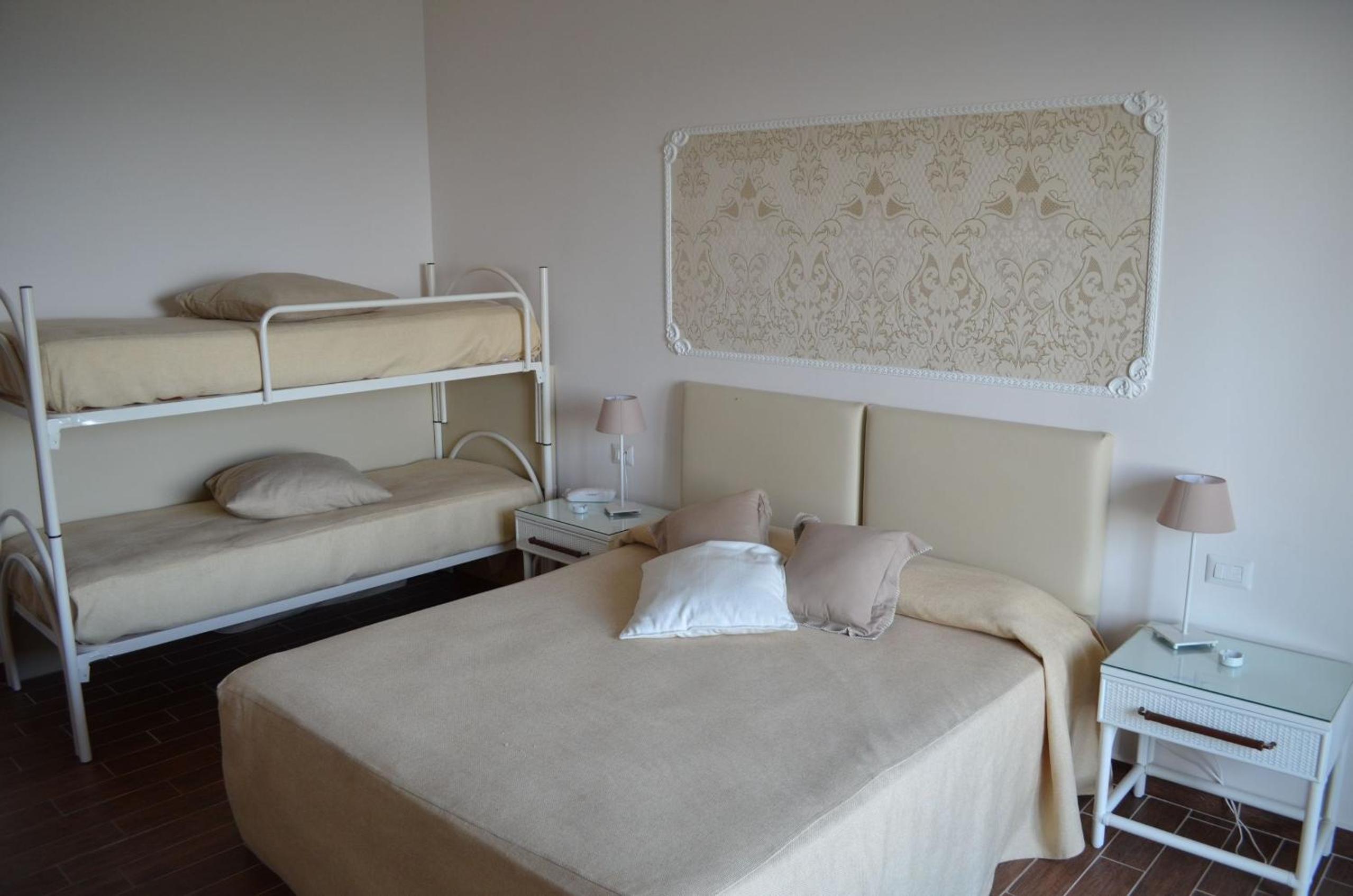 Quadruple Room with Sea View - Photo 2