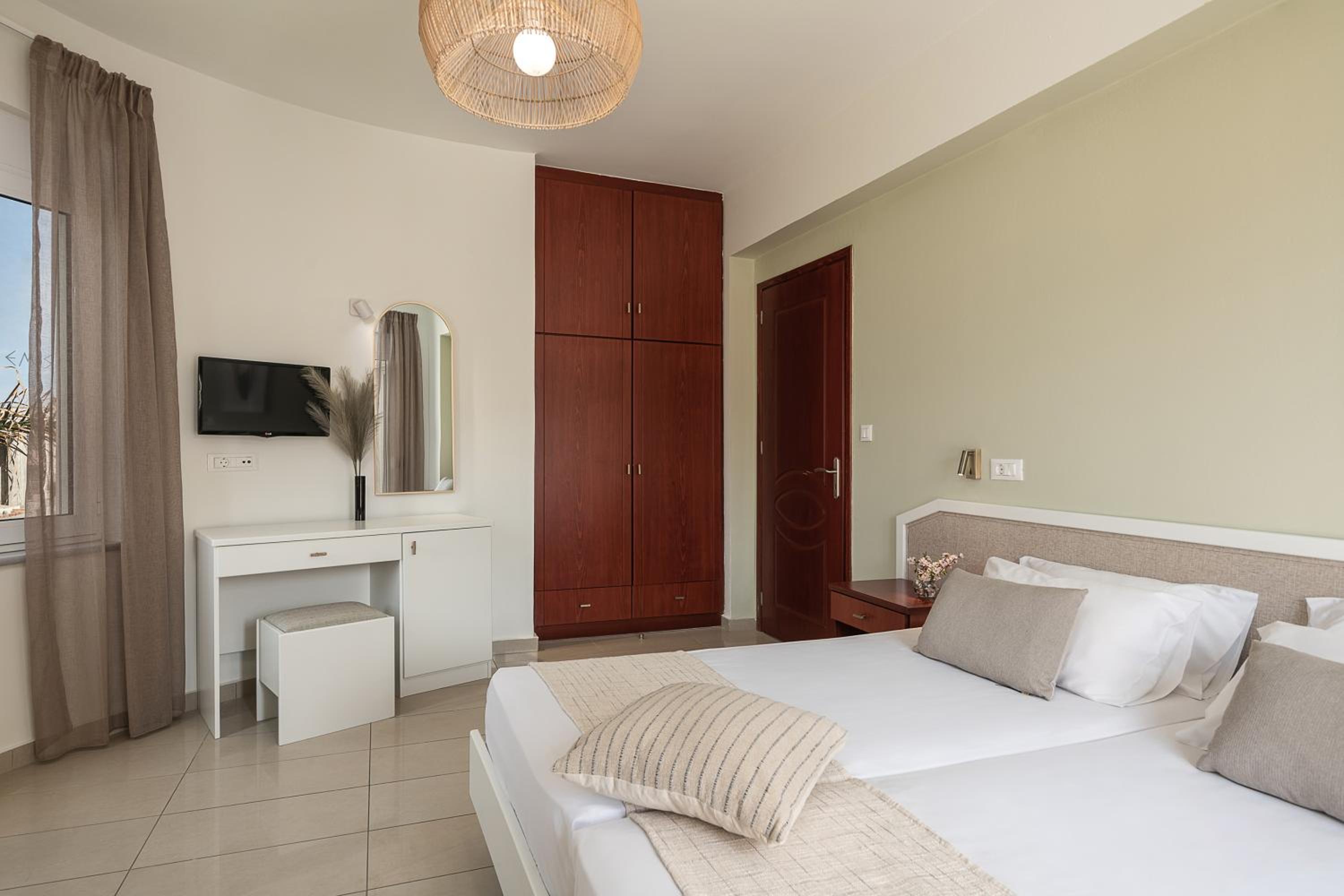 Deluxe Suite - Photo 13