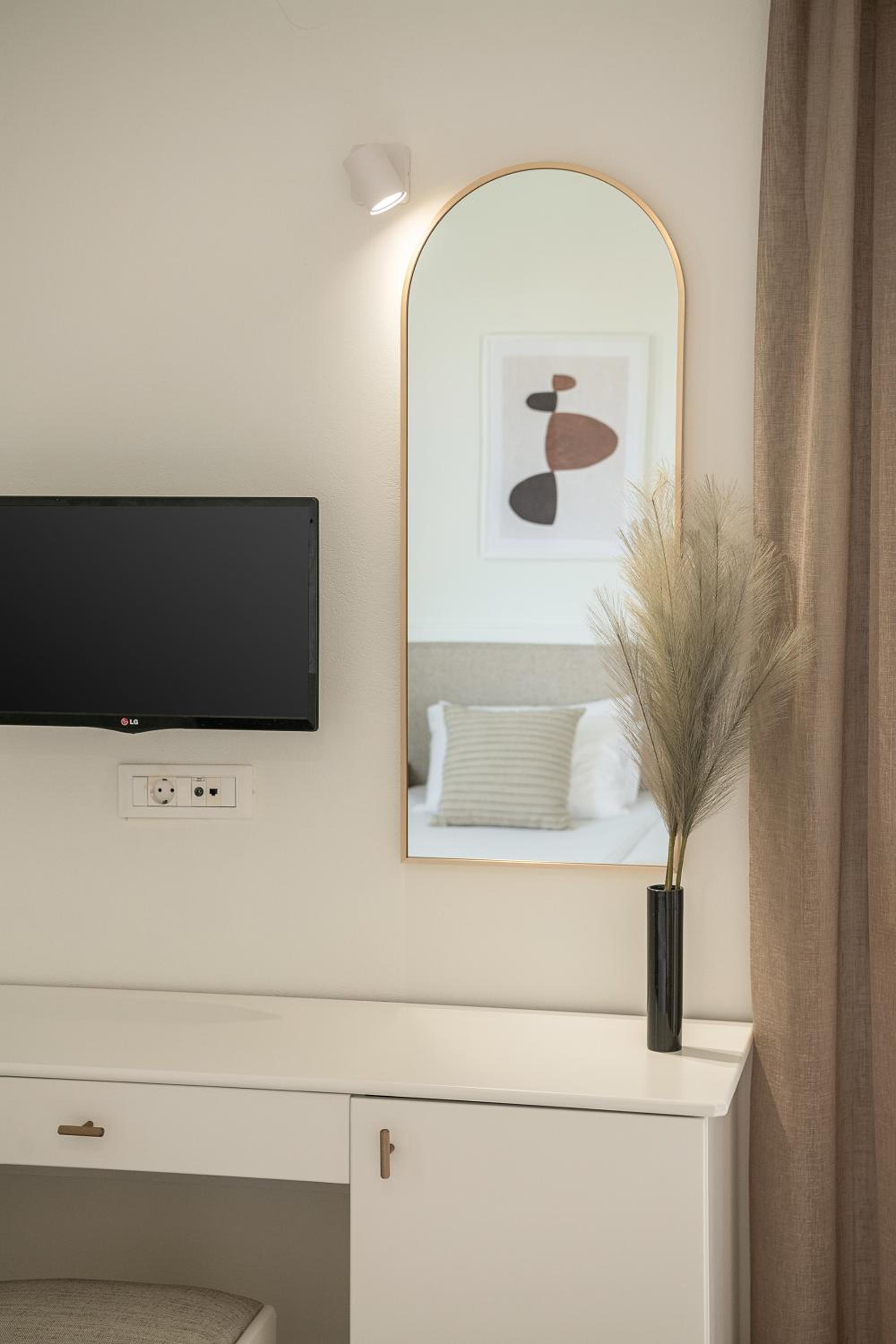 Suite with Pool View - Photo 18