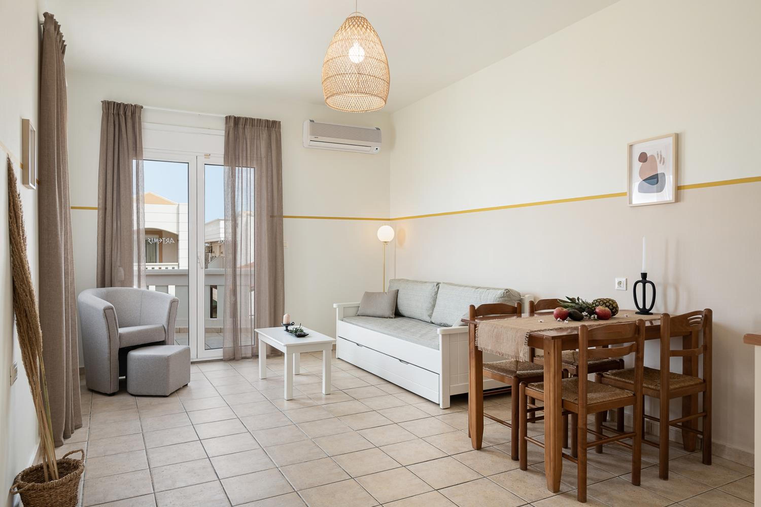 Suite with Pool View - Photo 7