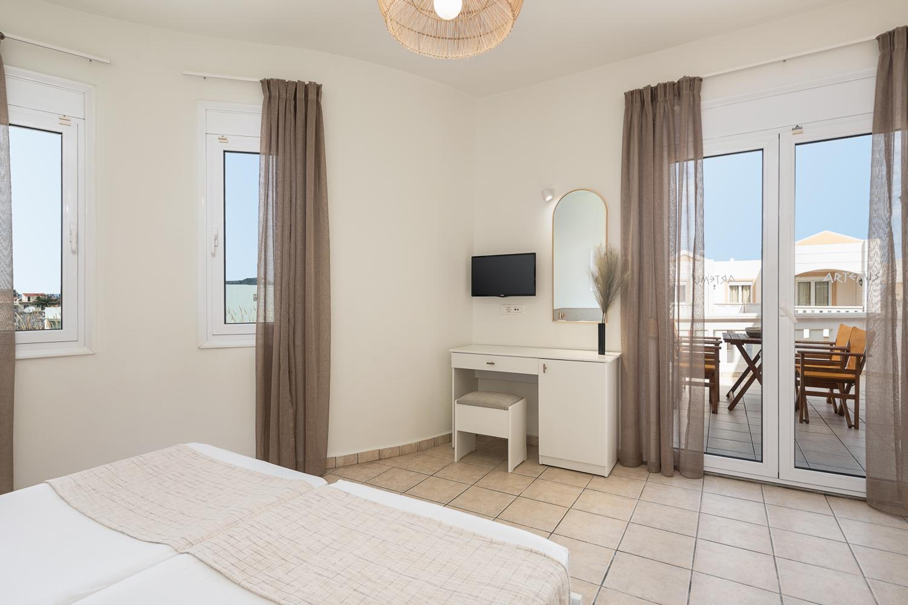 Suite with Pool View - Photo 15