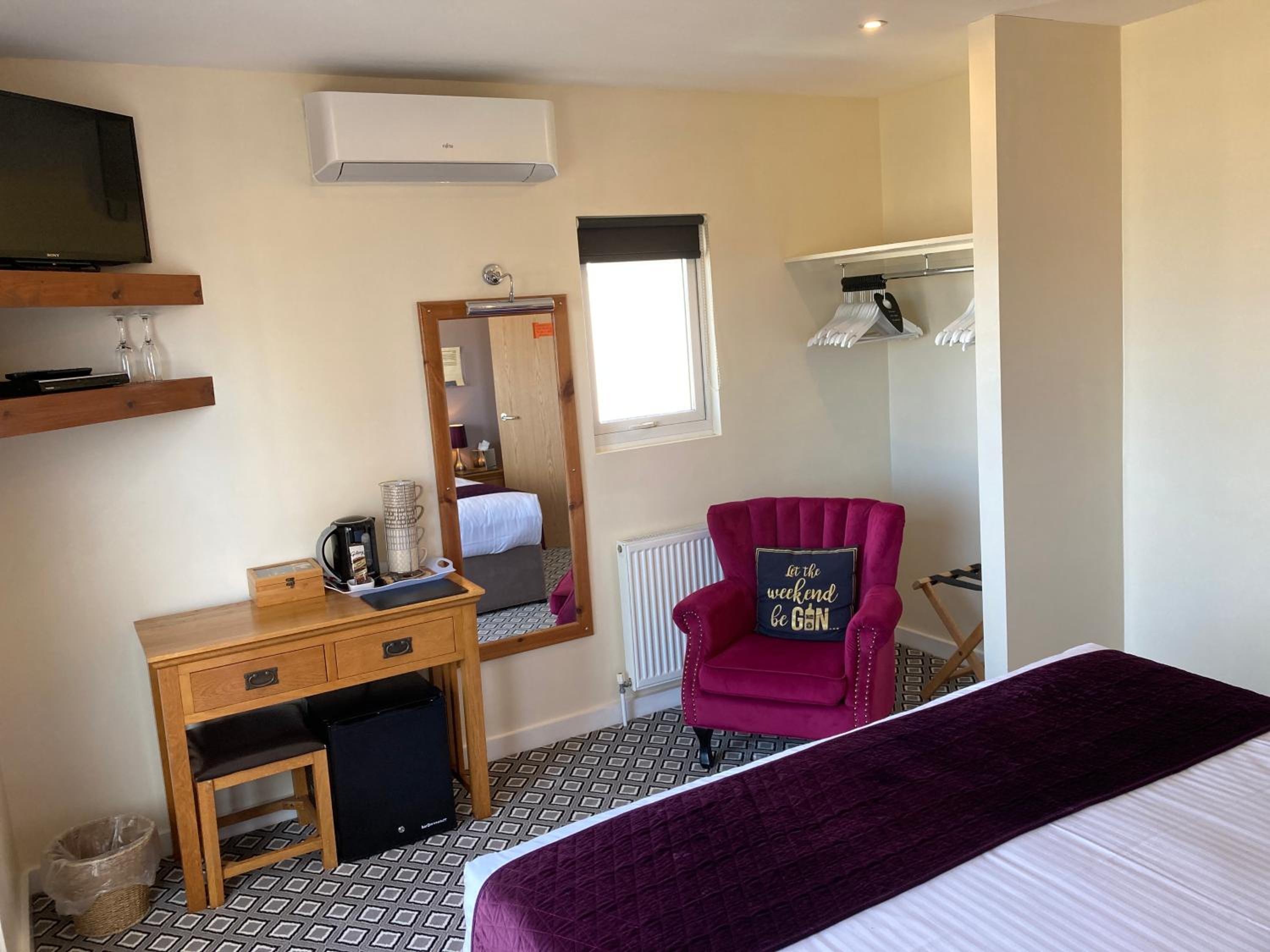 Deluxe Sea View Two Bedroom Family Suite with Balcony - Photo 8