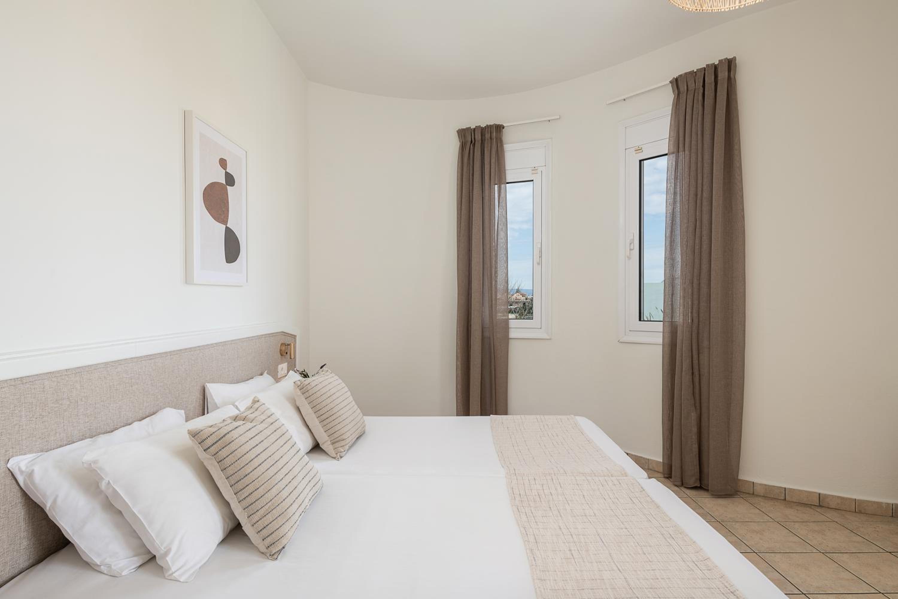 Suite with Pool View - Photo 16