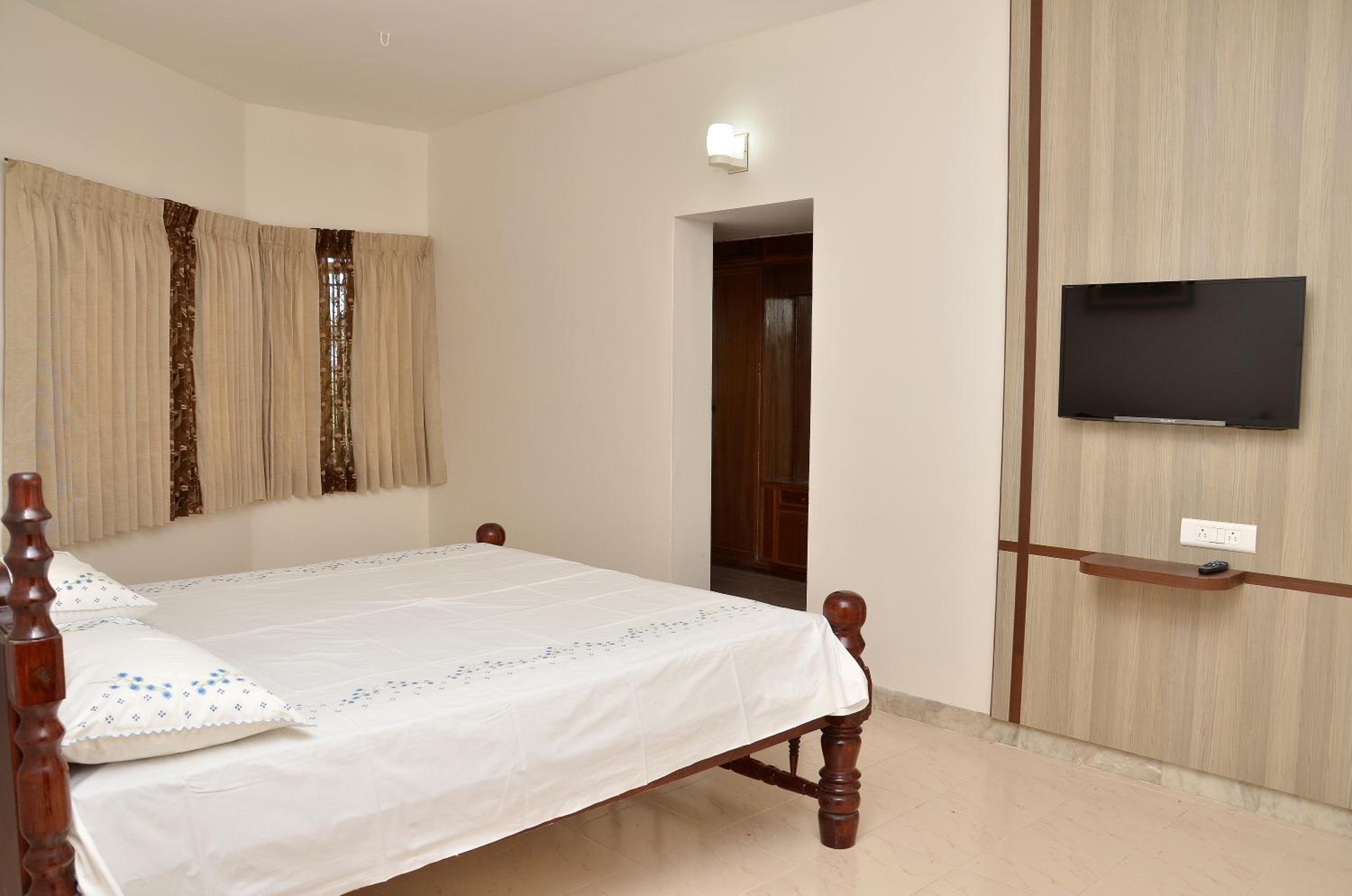 Deluxe Double Room (2 Adults + 1 Child) photo 1