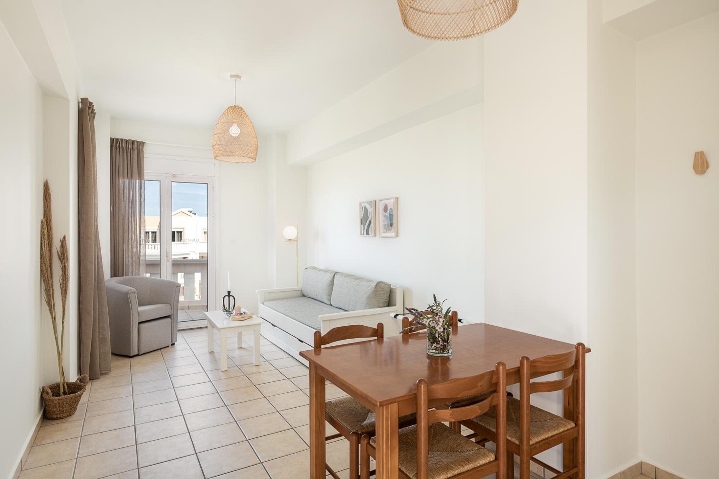 Suite with Pool View - Photo 22
