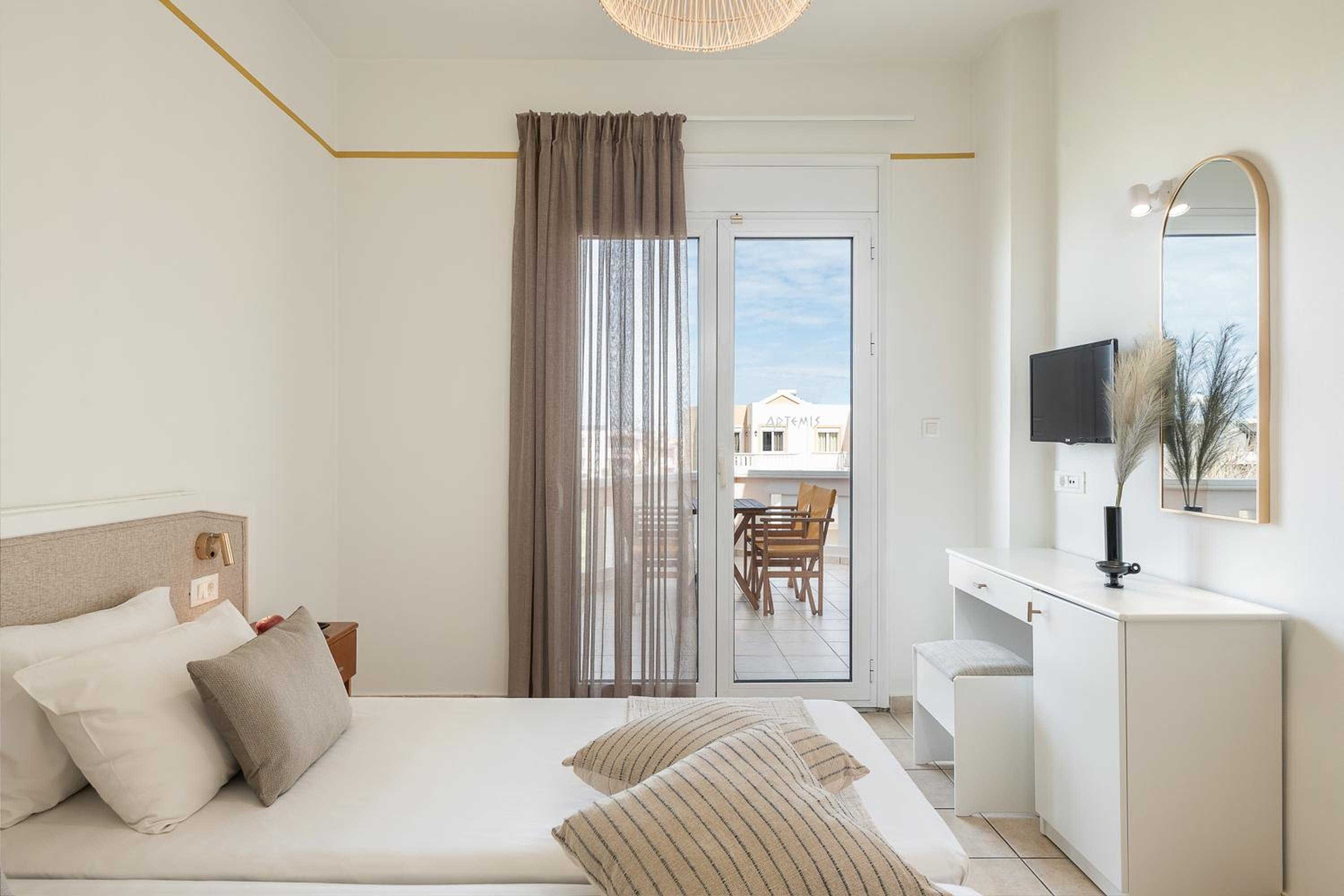 Suite with Pool View - Photo 11