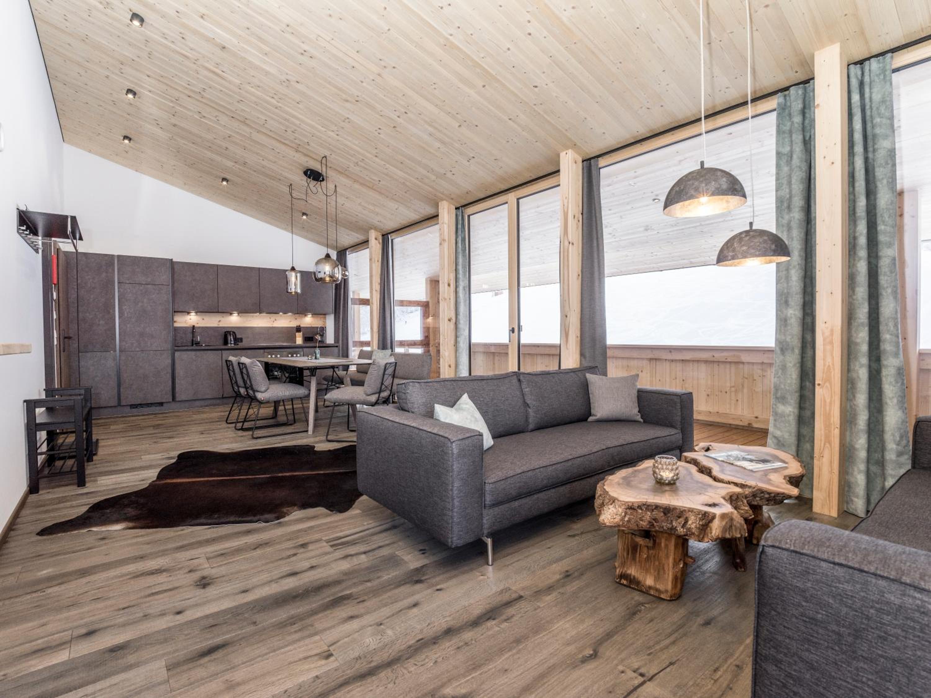 Apartment with Mountain View