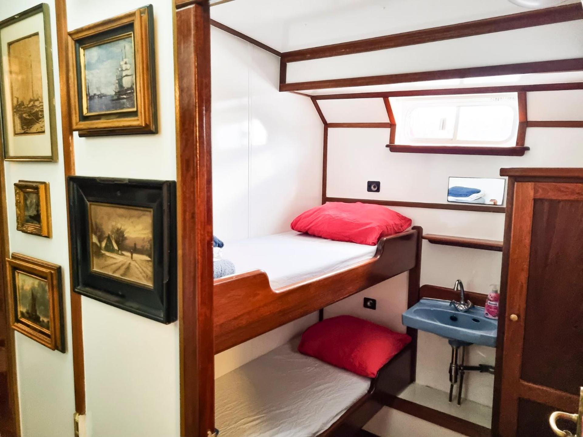 Twin Room with Shared Bathroom photo 3