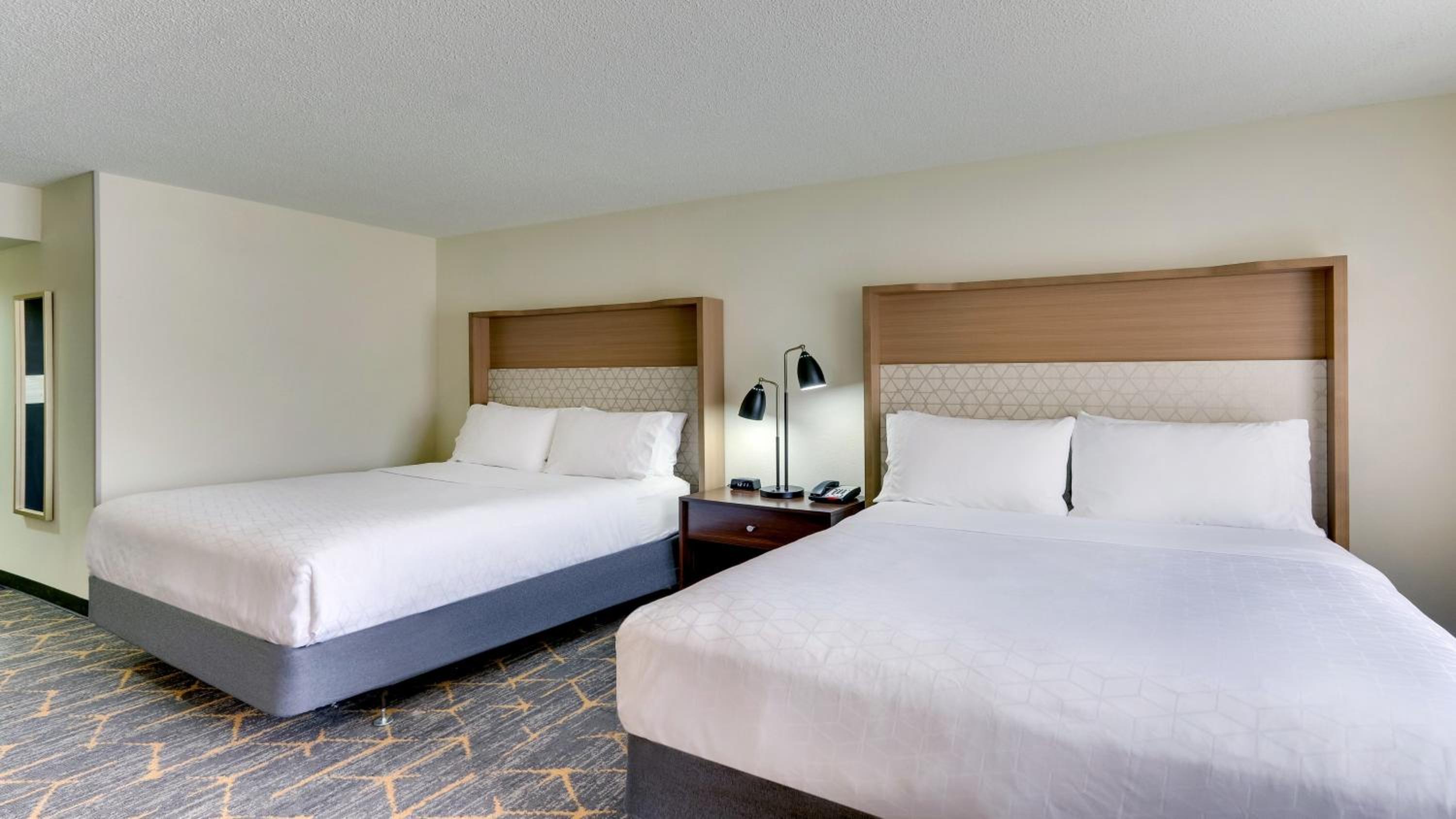 Standard Queen Room with Roll In Shower - Communications Accessible - Photo 1