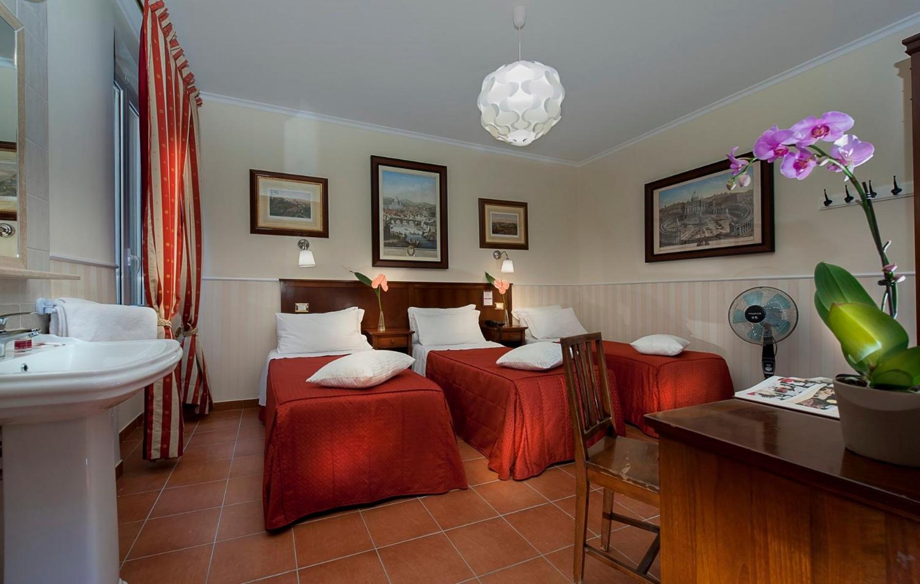 Basic Triple Room with Shared Bathroom photo 3