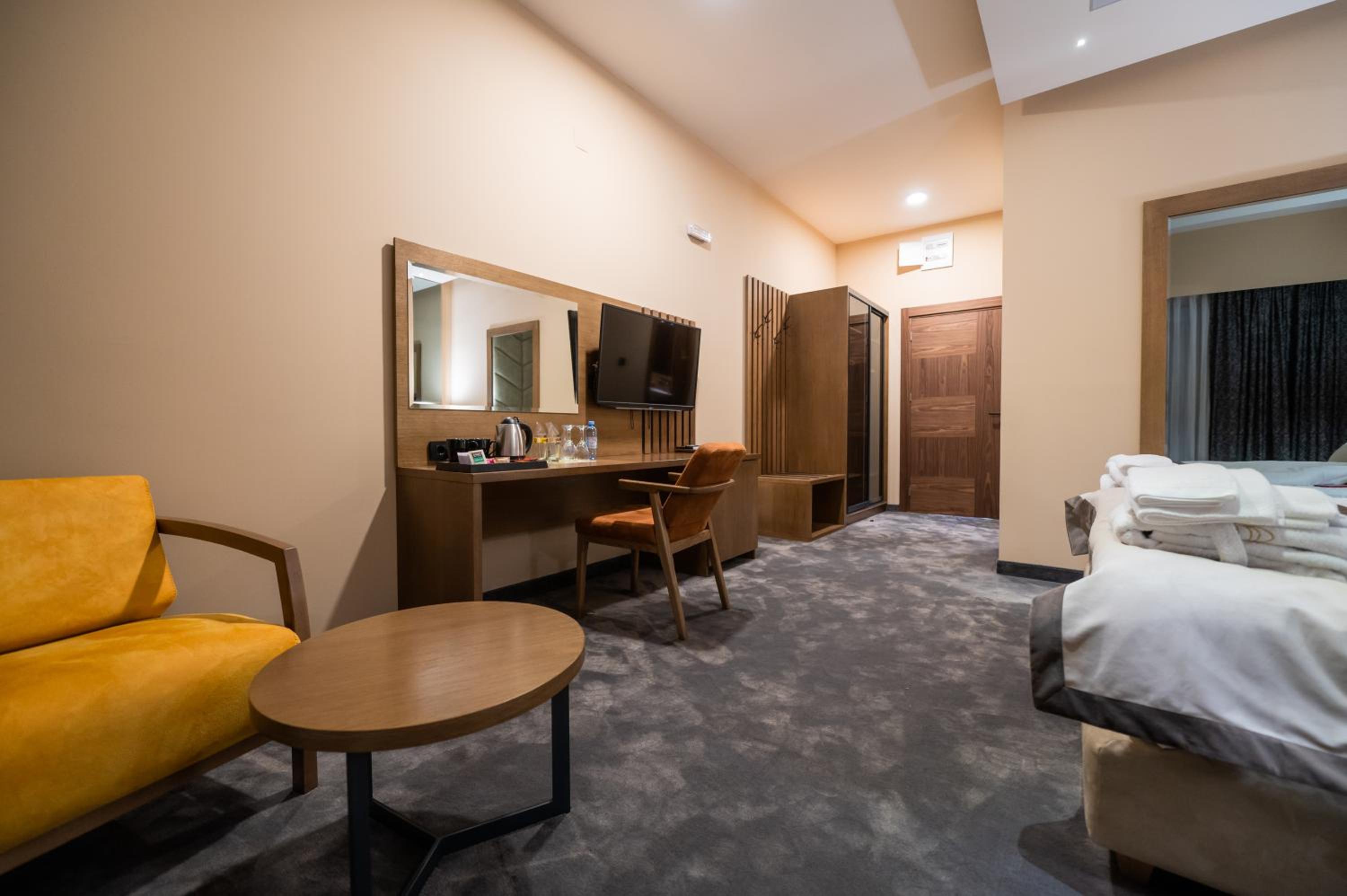 Deluxe Double Room with Balcony photo 2