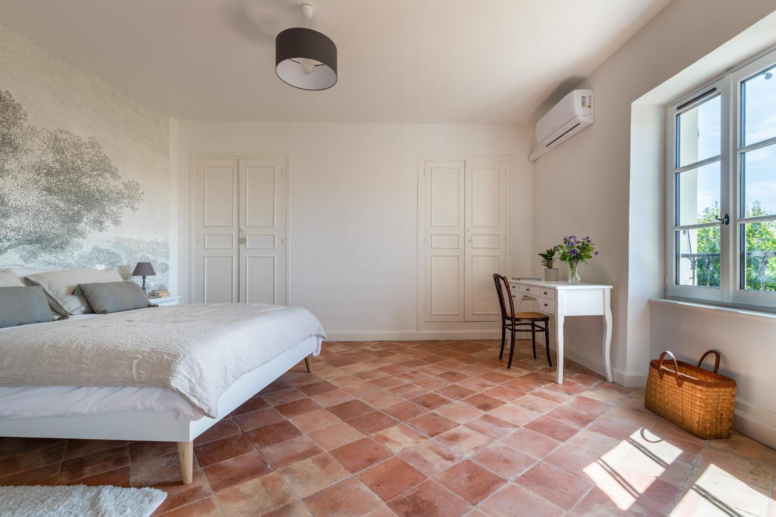 Deluxe Double Room with Bath - Photo 5