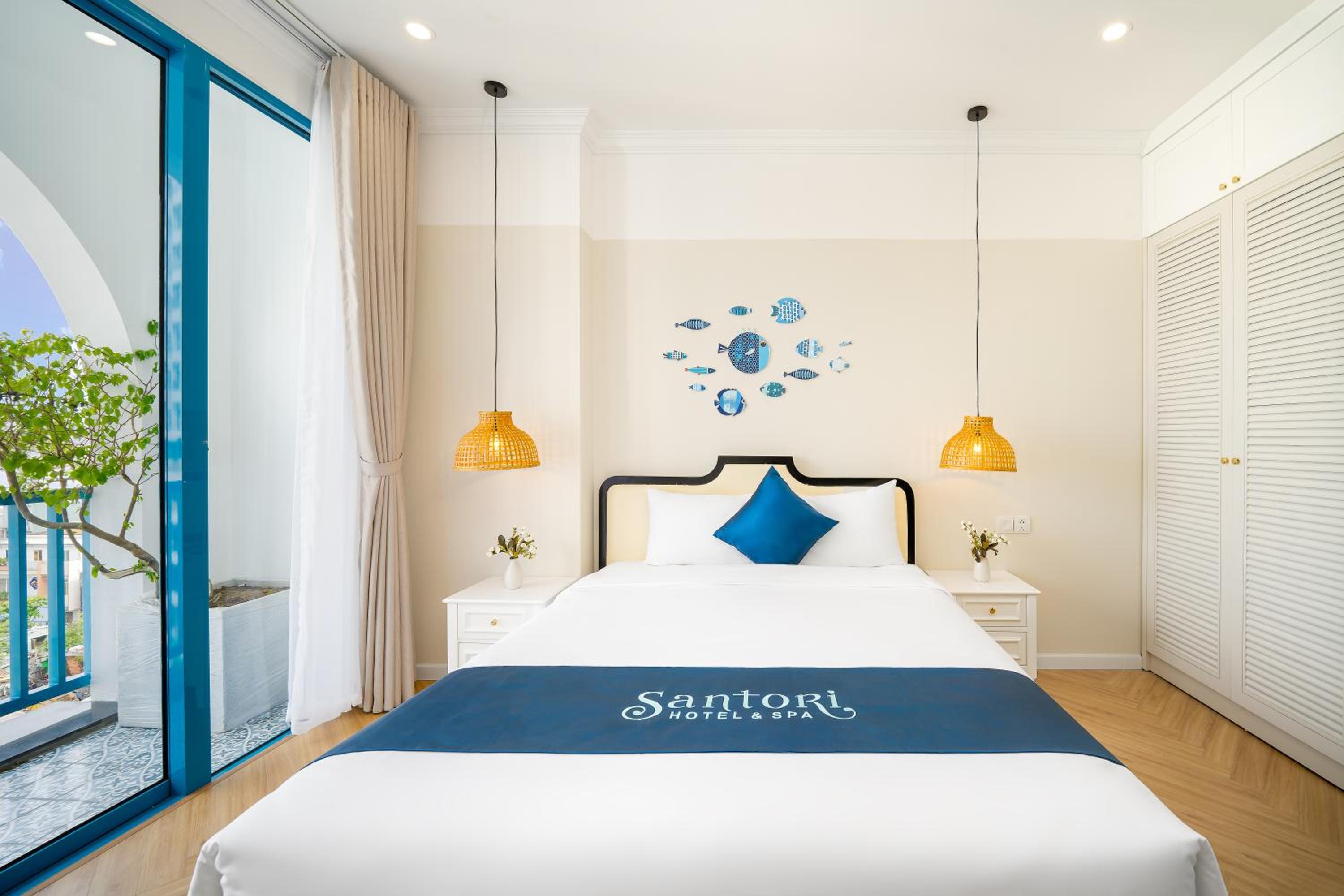 Deluxe Double Room with Balcony - Photo 9