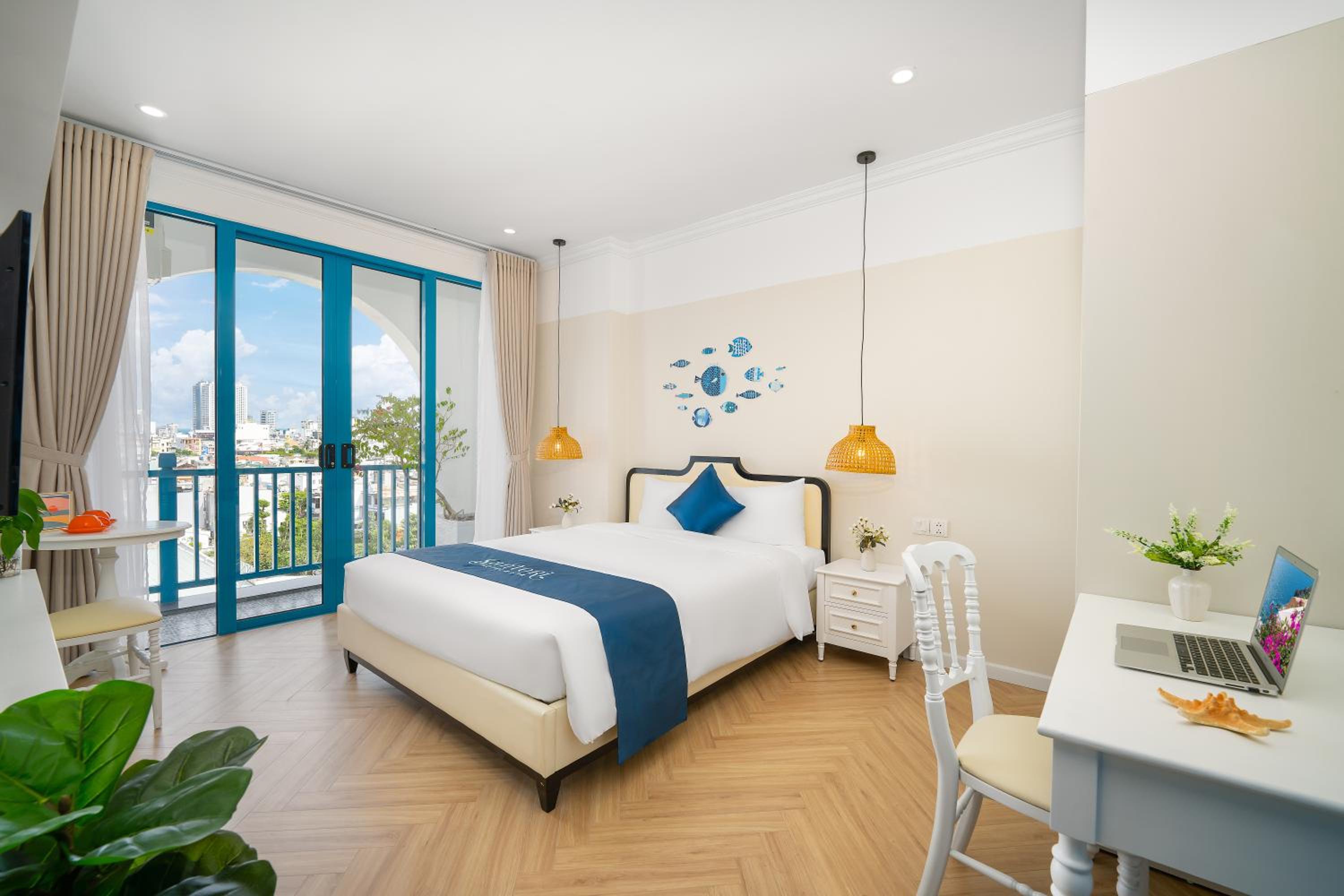 Deluxe Double Room with Balcony - Photo 6