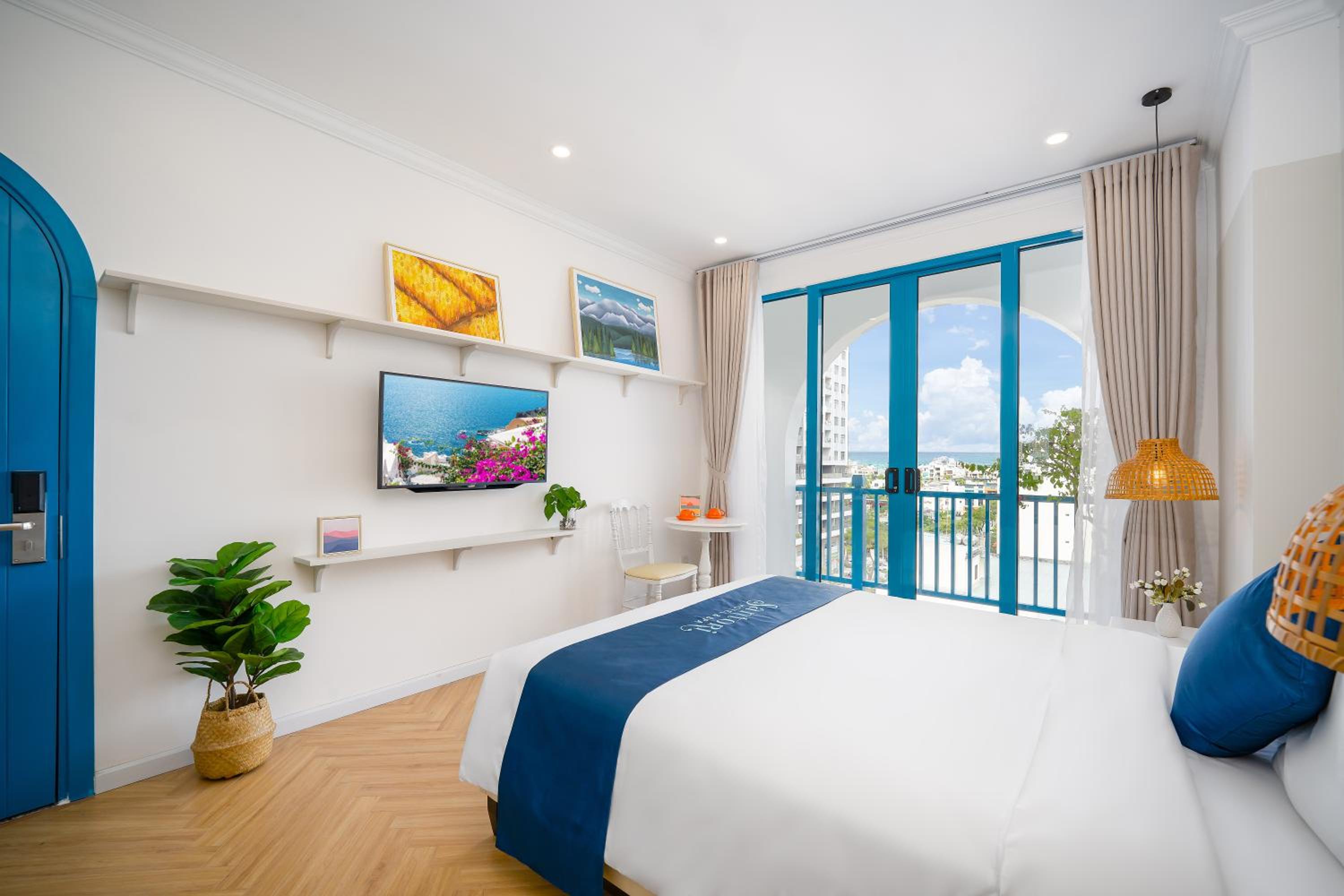 Deluxe Double Room with Balcony - Photo 15