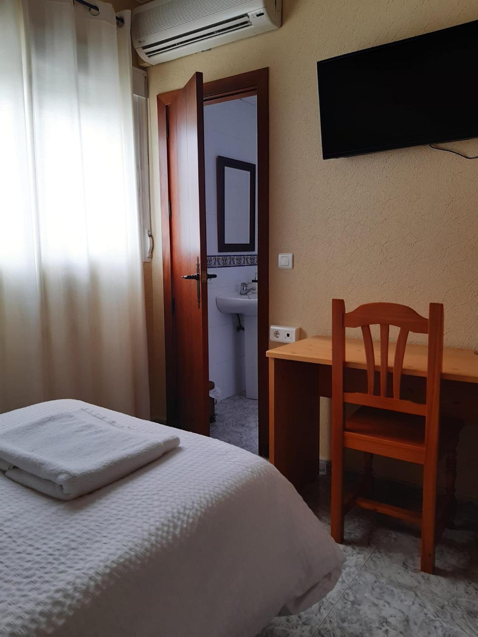 Twin Room - Photo 3