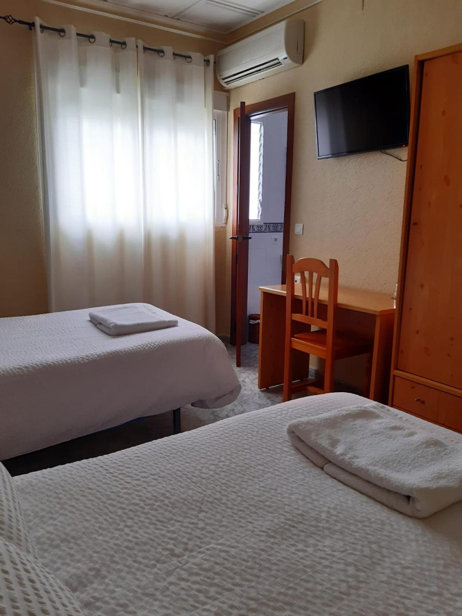 Twin Room - Photo 5