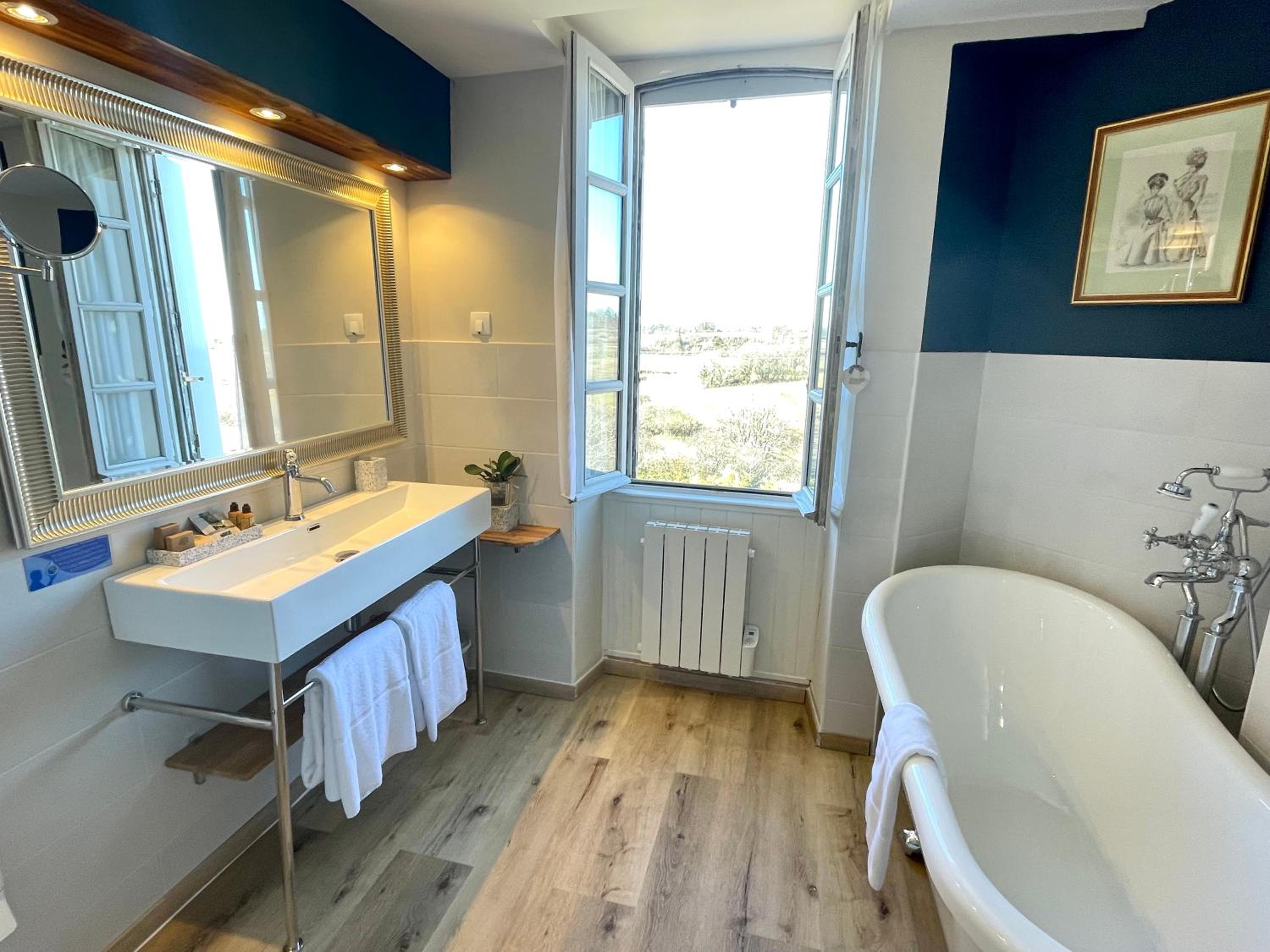 Executive Double Room - Photo 11