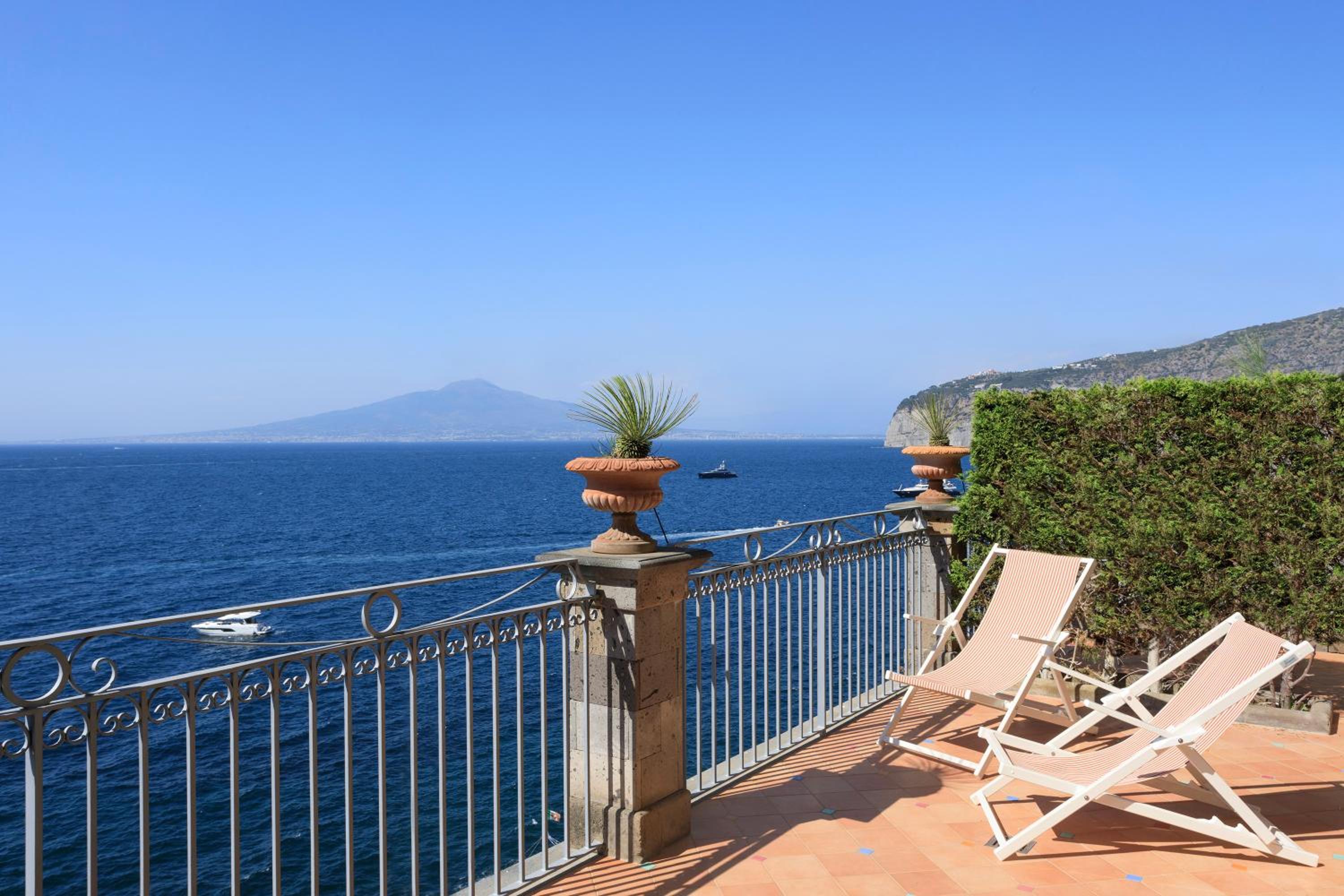 Signature Suite with Hot Tub and Sea View - Photo 8