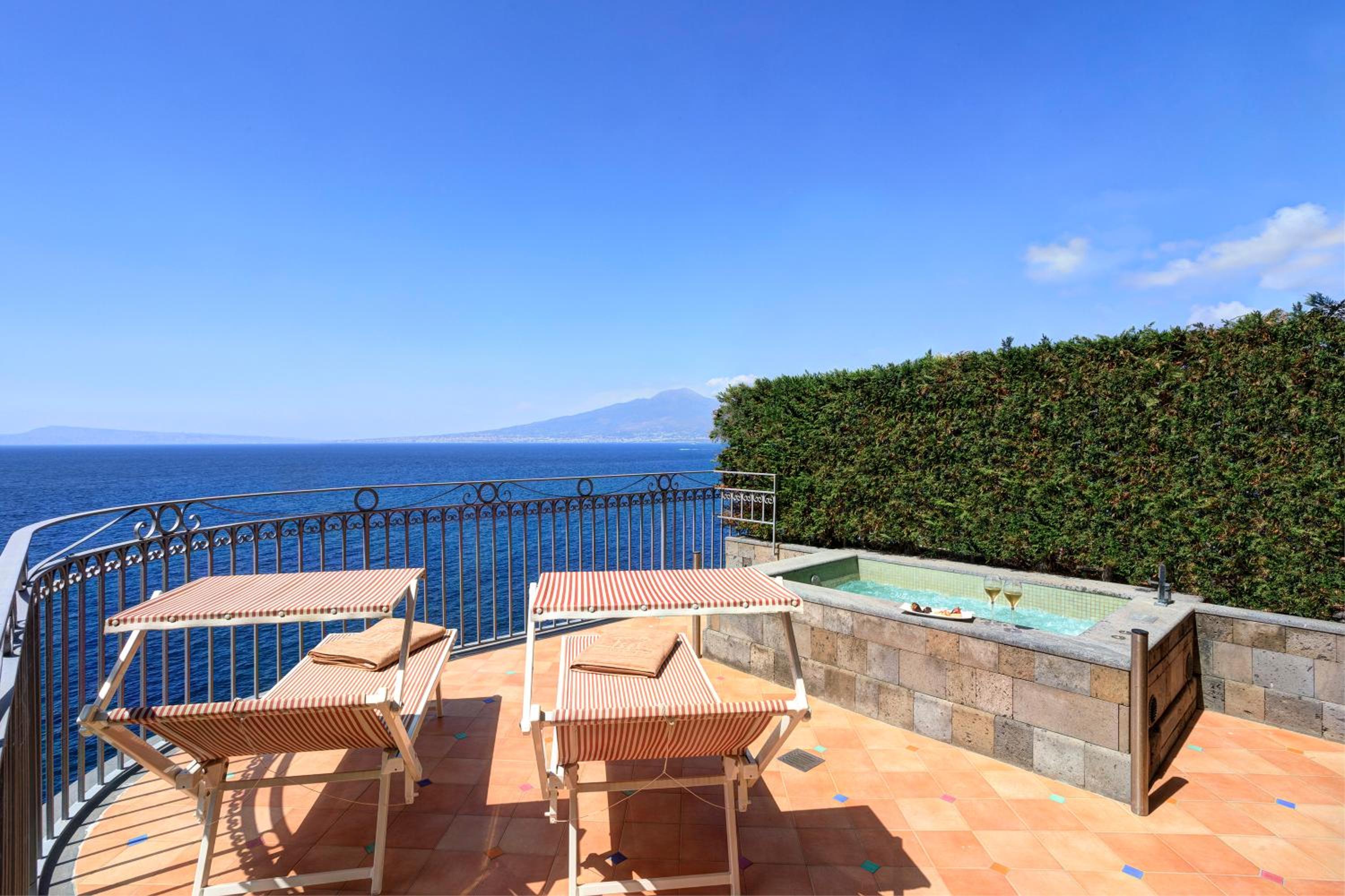 Signature Suite with Hot Tub and Sea View - Photo 2